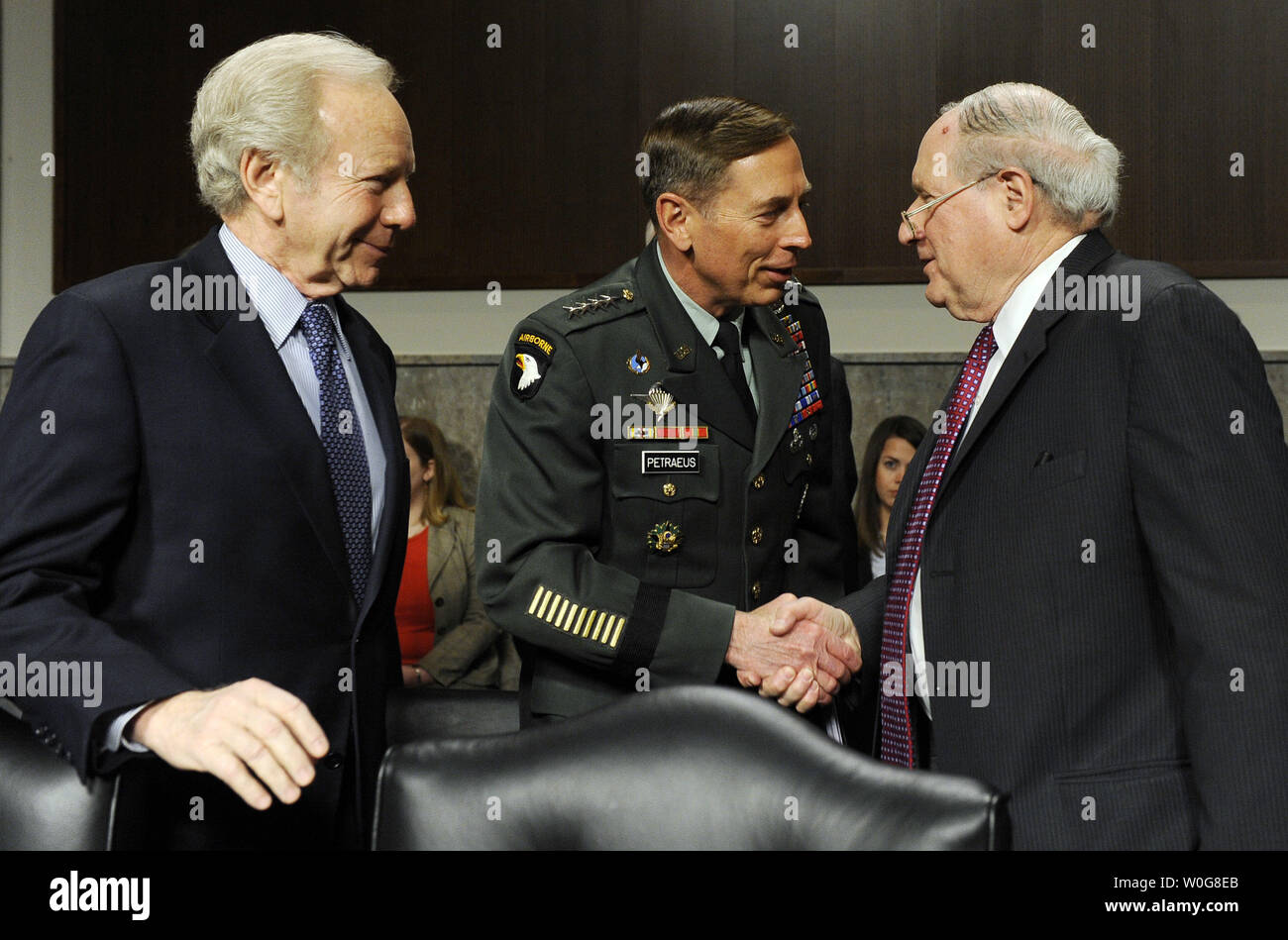 Gen. David Petraeus, comandante della forza internazionale di assistenza alla sicurezza e comandante di U.S. Forces Afghanistan, saluta il senatore Joseph Lieberman, ID-CT (L) e il senatore Carl Levin, D-MI, prima testimonianza prima il Comitato delle Forze Armate del Senato sulla situazione in Afghanistan il Capitol Hill a Washington il 15 marzo 2011. UPI/Roger L. Wollenberg Foto Stock