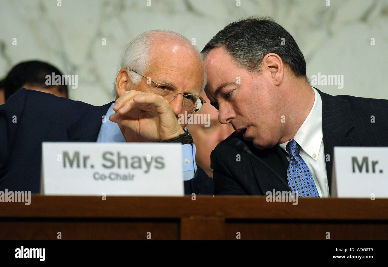 Commissione co-presidente Christopher Shays parla con il Commissario Robert J. Henke (R) come difesa Sottosegretario Ashton Carter testimonia davanti alla commissione sui contraenti di guerra in Iraq e in Afghanistan sul Pentagono il progresso verso il risparmio di denaro sui contraenti federale per emergenze quali il coinvolgimento degli Stati Uniti in Afghanistan il Campidoglio di Washington il 28 marzo 2011. UPI/Roger L. Wollenberg Foto Stock