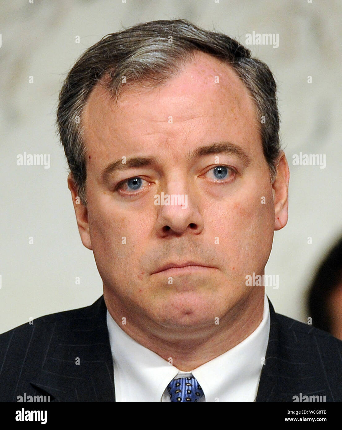 Signor Commissario Robert J. Henke guarda come difesa Sottosegretario Ashton Carter testimonia davanti alla commissione sui contraenti di guerra in Iraq e in Afghanistan sul Pentagono il progresso verso il risparmio di denaro sui contraenti federale per emergenze quali il coinvolgimento degli Stati Uniti in Afghanistan il Campidoglio di Washington il 28 marzo 2011. UPI/Roger L. Wollenberg Foto Stock