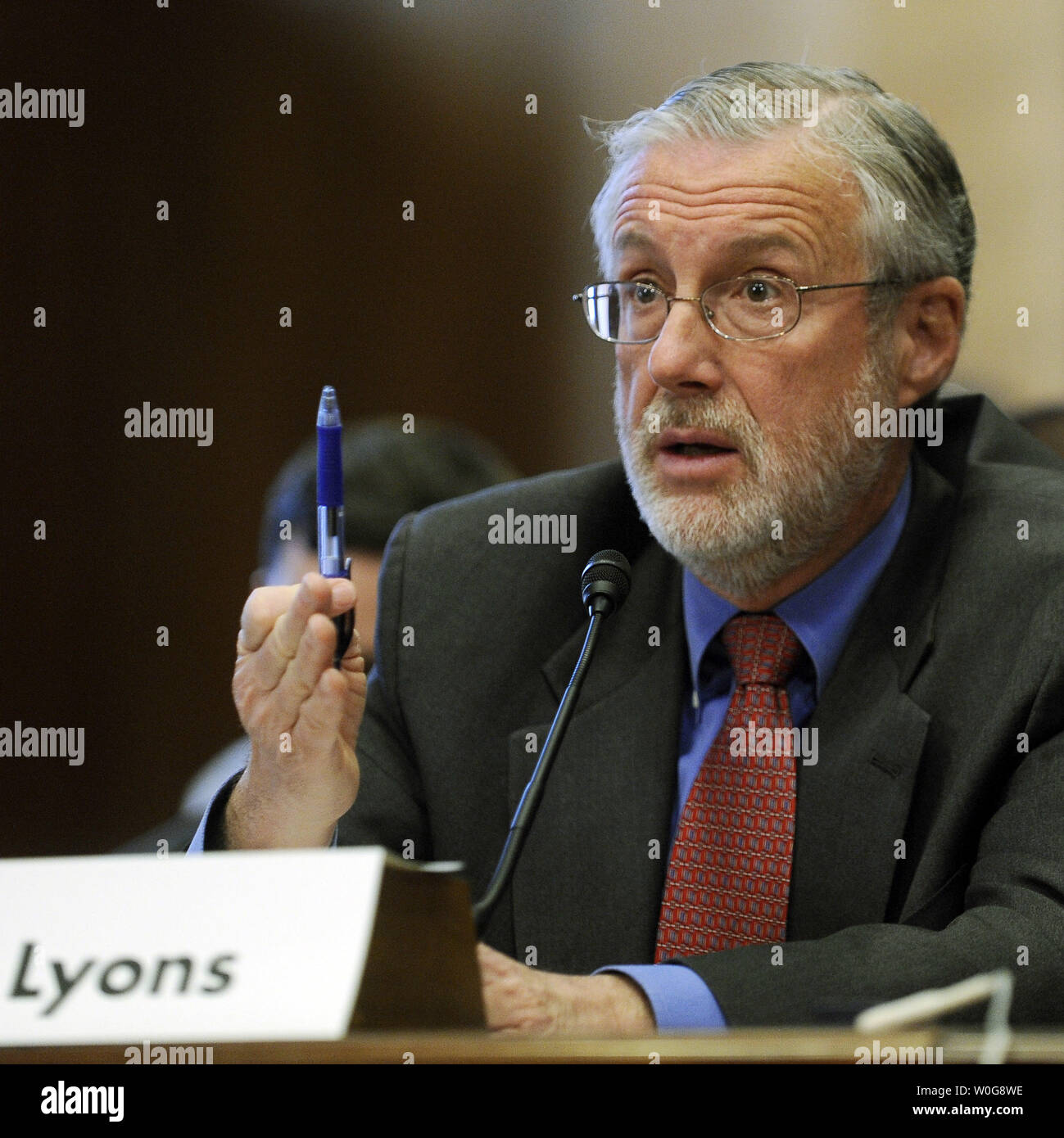 Deliberando Assistente Segretario di energia Peter Lyons dell'Ufficio dell'energia nucleare testimonia davanti al Senato di energia e di risorse naturali Comitato sui recenti avvenimenti presso la Tokyo Electric Power Company's Fukushima Daiichi reattore complessa a causa del terremoto e dello tsunami che si è verificato il 11 marzo 2011 sul Campidoglio di Washington il 29 marzo 2011. UPI/Roger L. Wollenberg Foto Stock