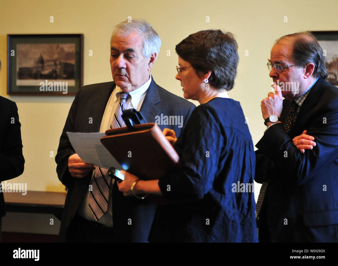 Sost. Barney Frank (D-MA) parla con i membri del suo personale prima di una conferenza stampa il repubblicano FY2012 bilancio proposto a Washington il 7 aprile 2011. Frank ha parlato fuori contro i tagli proposti per la Securities and Exchange Commission e la Commodity Futures Trading La Commissione, due degli organismi incaricati di attuare la Wall Street e di riforma di legge sulla tutela dei consumatori. UPI/Kevin Dietsch Foto Stock