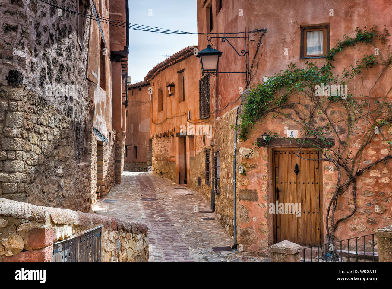 Calle Santiago, strada di ciottoli in Albarracin, provincia di Teruel, Aragona, Spagna Foto Stock