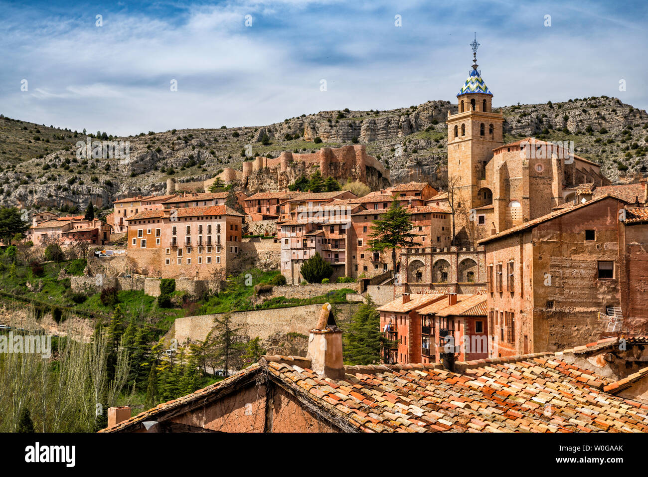 Cattedrale, il castello di distanza, in Albarracin, provincia di Teruel, Aragona, Spagna Foto Stock