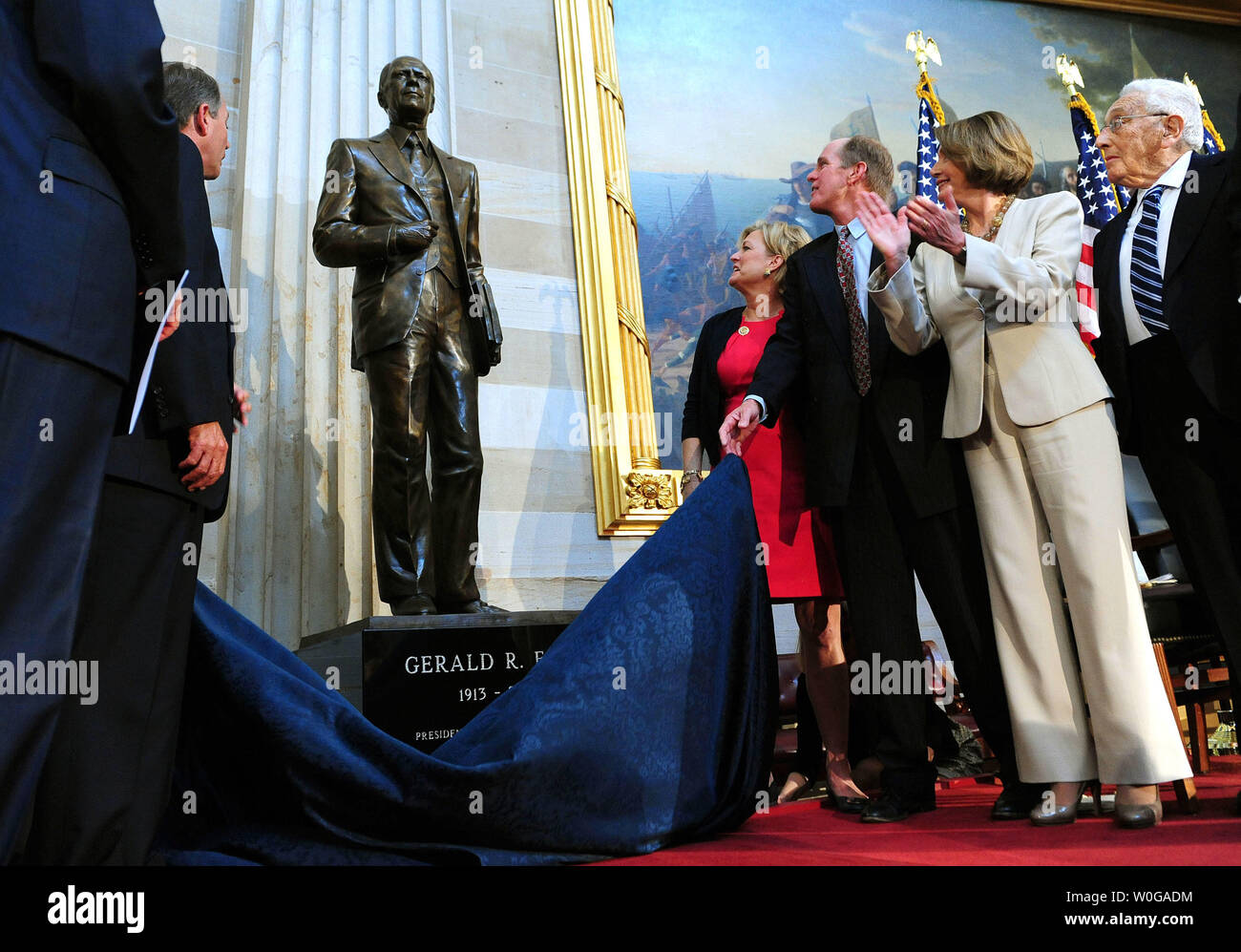 Altoparlante della casa John Boehner (L), Steven e Susan Ford, figli di ex presidente Gerald Ford, Casa leader della minoranza Nancy Pelosi (D-CA) ed ex Segretario di Stato Henry Kissinger svelano una statua del compianto ex Presidente Gerald Ford negli Stati Uniti Capitol Building a Washington il 3 maggio 2011. UPI/Kevin Dietsch Foto Stock