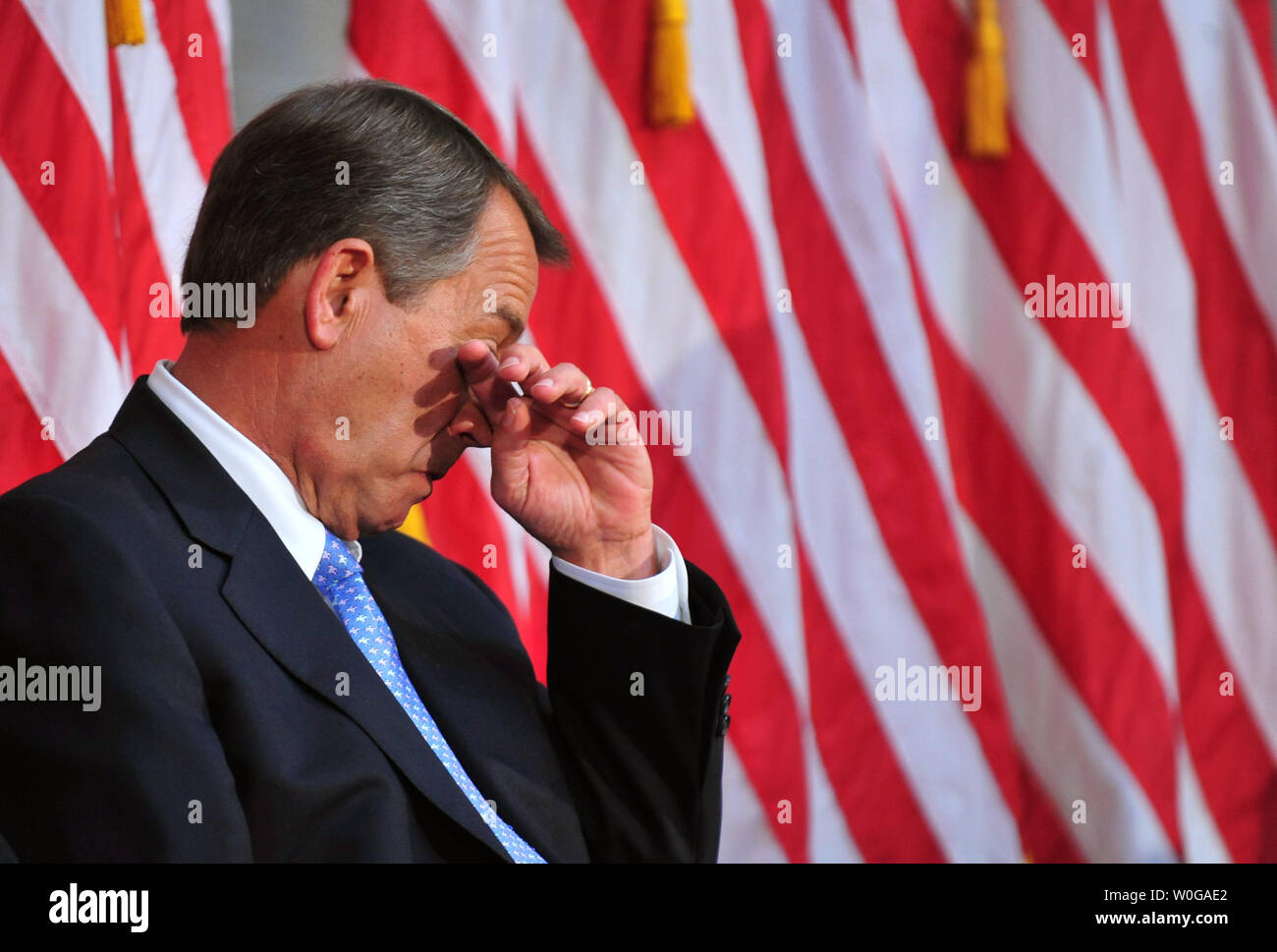 Altoparlante della casa John Boehner (R-OH) panni lacrime dai suoi occhi come egli partecipa alla cerimonia di inaugurazione di una statua del compianto ex Presidente Gerald Ford negli Stati Uniti Capitol Building a Washington il 3 maggio 2011. UPI/Kevin Dietsch Foto Stock