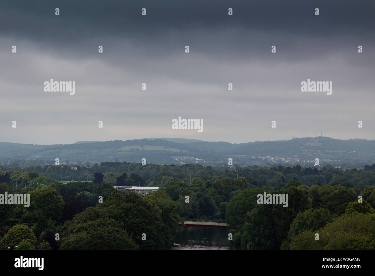 Vista generale a nord di Cardiff dal tetto del Principato Stadium, con il fiume Taff e il SSE Swalec Cricket Stadium proiettore Foto Stock