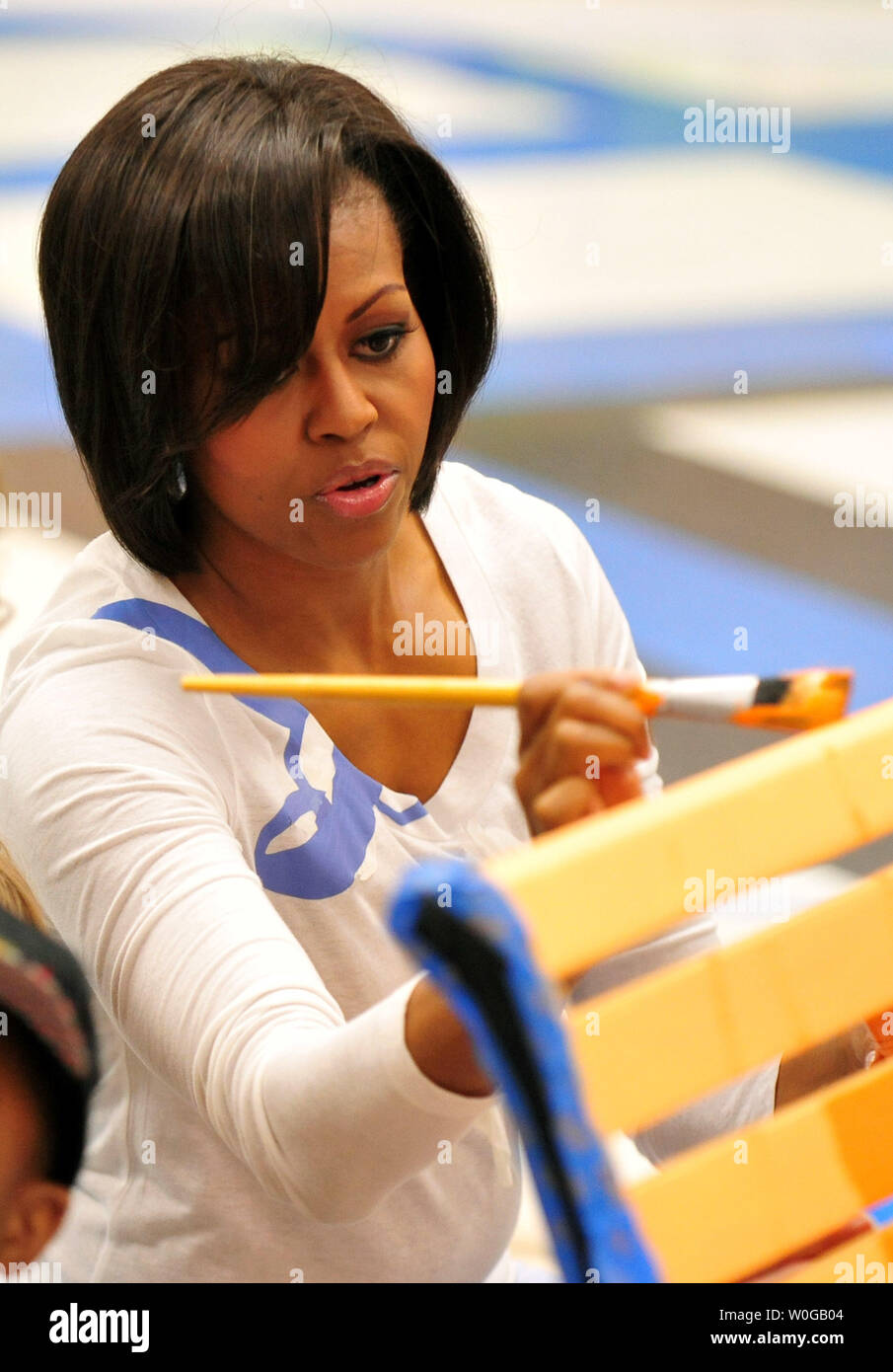 La First Lady Michelle Obama aiuta a dipingere un banco durante una comunità di servizio il giorno di attività a base comune Anacostia-Bolling a Washington il 19 maggio 2011. La First Lady, Congressional coniugi e local area bambini hanno aiutato i banchi di vernice e un murale in corrispondenza della base del centro della gioventù. UPI/Kevin Dietsch Foto Stock