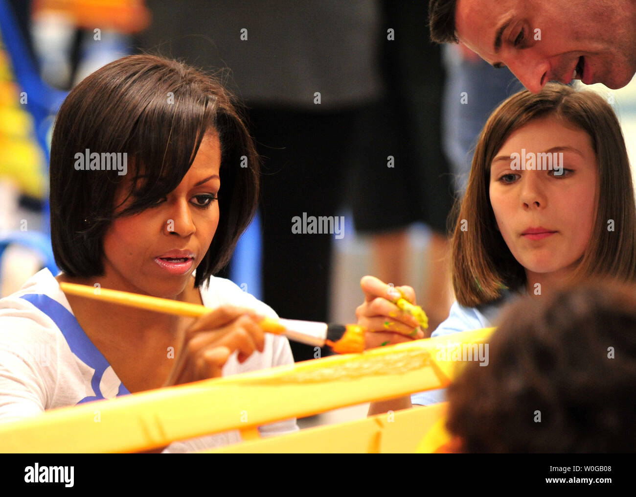 La First Lady Michelle Obama aiuta a dipingere un banco durante una comunità di servizio il giorno di attività a base comune Anacostia-Bolling a Washington il 19 maggio 2011. La First Lady, Congressional coniugi e local area bambini hanno aiutato i banchi di vernice e un murale in corrispondenza della base del centro della gioventù. UPI/Kevin Dietsch Foto Stock