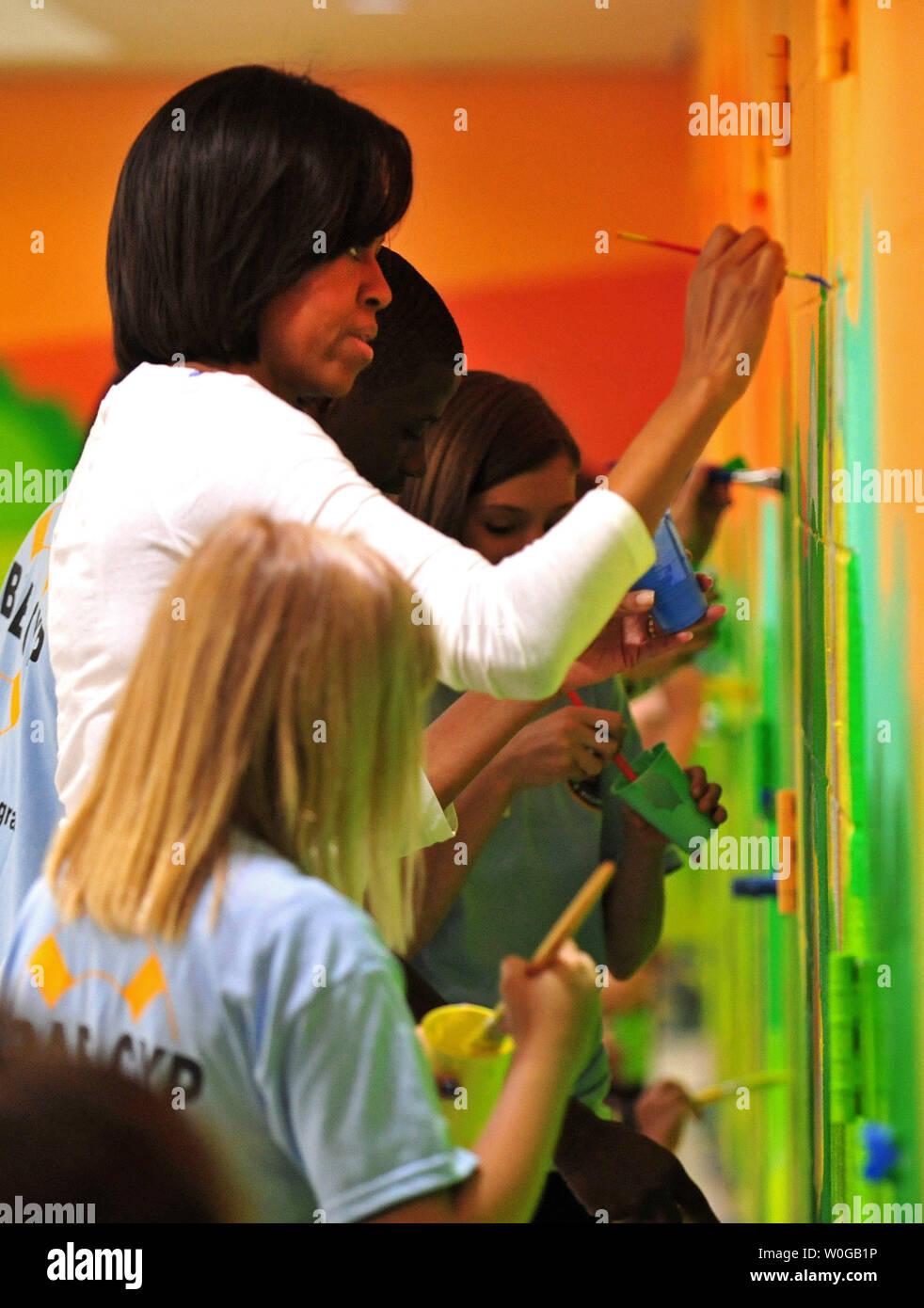 La First Lady Michelle Obama aiuta a dipingere un murale durante una comunità di servizio il giorno di attività a base comune Anacostia-Bolling a Washington il 19 maggio 2011. La First Lady, Congressional coniugi e local area bambini hanno aiutato i banchi di vernice e un murale in corrispondenza della base del centro della gioventù. UPI/Kevin Dietsch Foto Stock