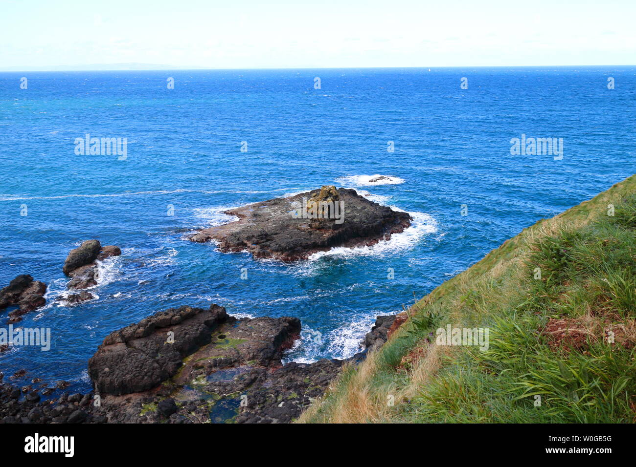 Belle scogliere irlandesi che si affaccia sul mare Foto Stock