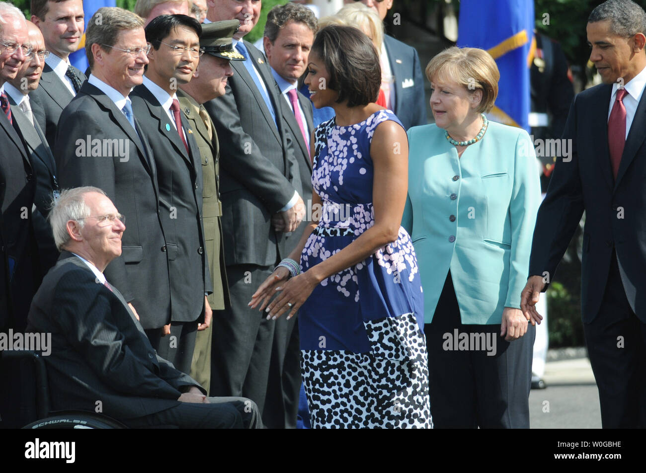 La First Lady Michelle Obama saluta la delegazione tedesca come Stati Uniti Il presidente Barack Obama (R) e il Cancelliere tedesco Angela Merkel guarda su nel corso ufficiale di cerimonie di benvenuto sul prato sud della Casa Bianca a Washington DC il 7 giugno 2011. Merkel sarà presentata con il 2010 medaglia di libertà in uno stato la cena stasera. UPI/Pat Benic Foto Stock