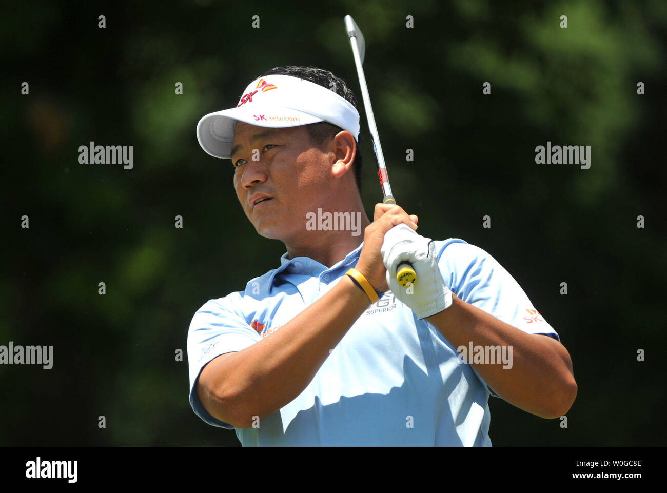 K.J. Choi di Corea guarda il suo drive off del decimo tee casella durante il secondo turno di U.S. Aprire al Congressional Country Club di Bethesda, Maryland il 17 giugno 2011. UPI/Kevin Dietsch Foto Stock