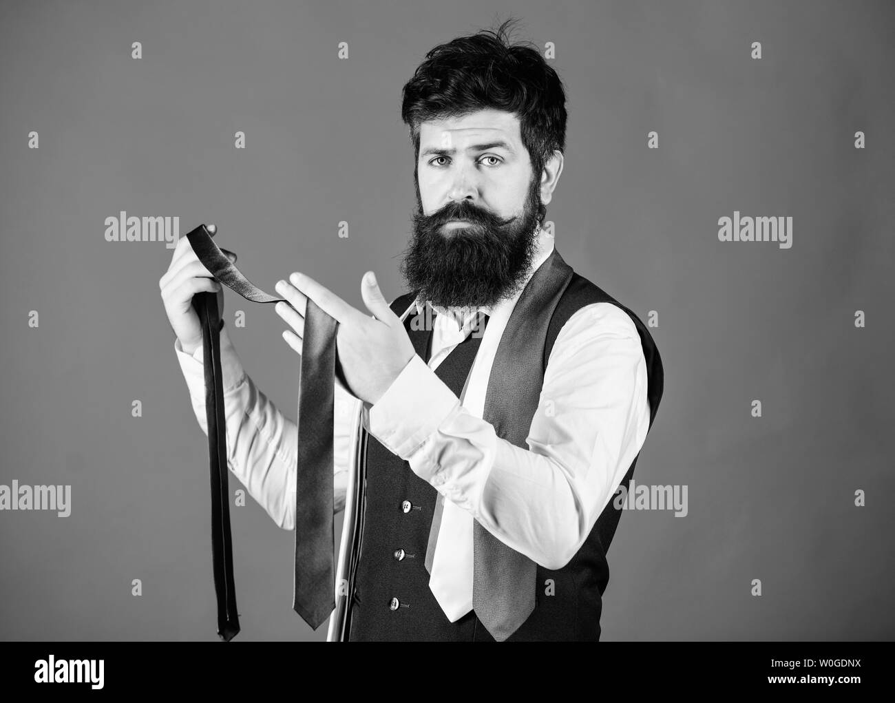 Barbuto ma elegante. La barba lunga hipster scegliendo neckwear. Uomo  Barbuto holding cravatta. Uomo sorridente con la barba lunga faccia barbuta  baffi e capelli con accessori di moda Foto stock - Alamy