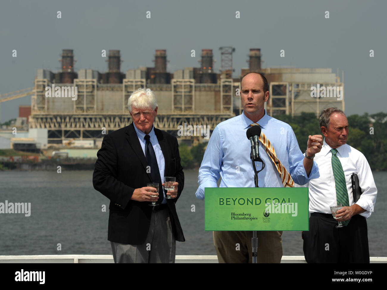 Sost. Jim Moran, D-VA, Michael Brune, direttore esecutivo del Sierra Club e il sindaco di New York City Michael Bloomberg (L a R) tenere una conferenza stampa per annunciare una partnership tra Bloomberg Philanthropies e Sierra Club a spingere per la chiusura centrale a carbone motorizzazioni e sostituirli con più rispettosi dell'ambiente opzioni a bordo della Nina Dandy di fronte all'GenOn centrali a carbone powerplant in Alexandria, Virginia, il 21 luglio 2011. UPI/Roger L. Wollenberg Foto Stock