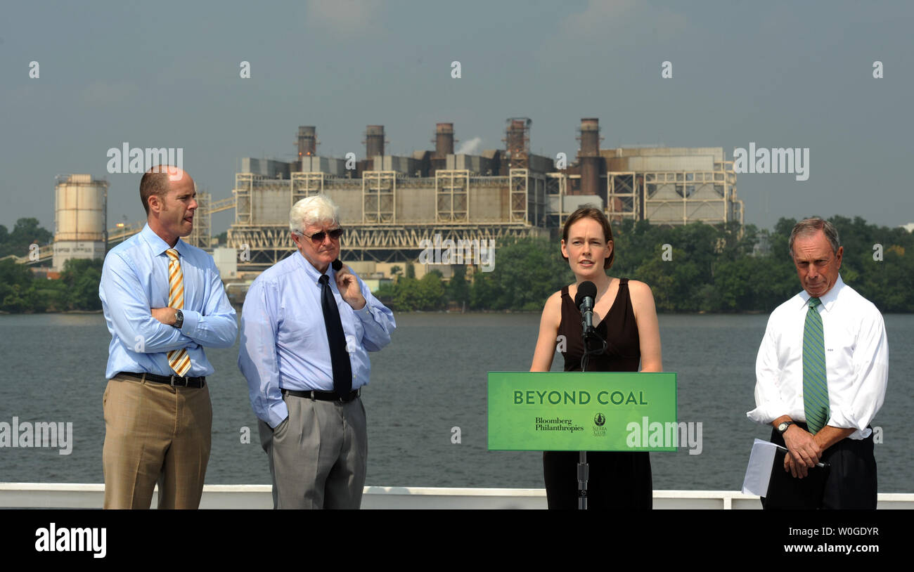 Michael Brune, direttore esecutivo del Sierra Club; sost. Jim Moran, D-VA; Mary Anne Hitt, direttore del oltre la campagna carbone; e il sindaco di New York City Michael Bloomberg (L a R) tenere una conferenza stampa per annunciare una partnership tra Bloomberg Philanthropies e Sierra Club a spingere per la chiusura centrale a carbone motorizzazioni e sostituirli con più rispettosi dell'ambiente opzioni a bordo della Nina Dandy di fronte all'GenOn centrali a carbone powerplant in Alexandria, Virginia, il 21 luglio 2011. UPI/Roger L. Wollenberg Foto Stock