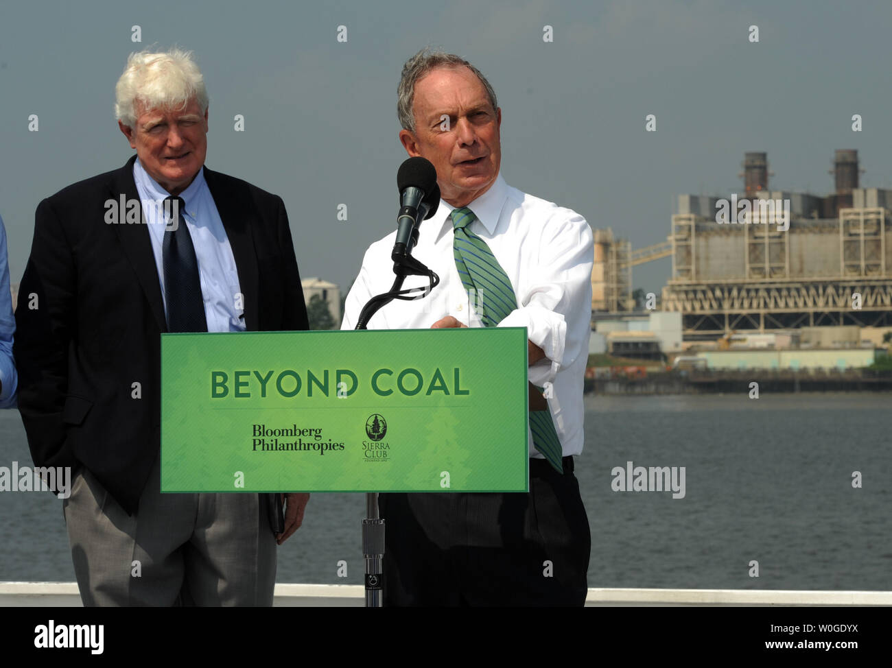 Sost. Jim Moran, D-VA, e il sindaco di New York City Michael Bloomberg (L a R) tenere una conferenza stampa per annunciare una partnership tra Bloomberg Philanthropies e Sierra Club a spingere per la chiusura centrale a carbone motorizzazioni e sostituirli con più rispettosi dell'ambiente opzioni a bordo della Nina Dandy di fronte all'GenOn centrali a carbone powerplant in Alexandria, Virginia, il 21 luglio 2011. UPI/Roger L. Wollenberg Foto Stock