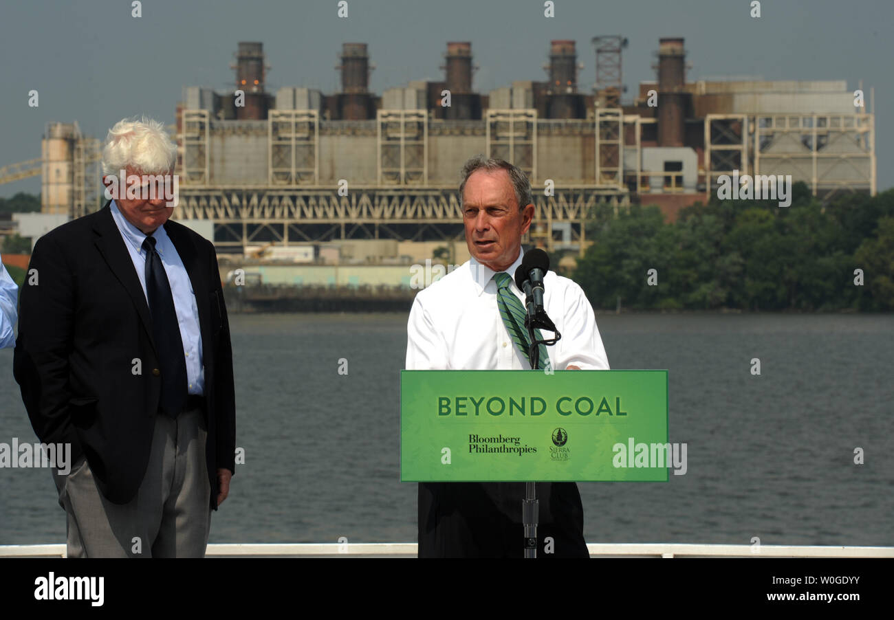 Sost. Jim Moran, D-VA, e il sindaco di New York City Michael Bloomberg (L a R) tenere una conferenza stampa per annunciare una partnership tra Bloomberg Philanthropies e Sierra Club a spingere per la chiusura centrale a carbone motorizzazioni e sostituirli con più rispettosi dell'ambiente opzioni a bordo della Nina Dandy di fronte all'GenOn centrali a carbone powerplant in Alexandria, Virginia, il 21 luglio 2011. UPI/Roger L. Wollenberg Foto Stock