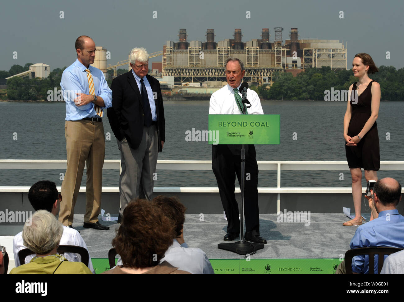 Michael Brune, direttore esecutivo del Sierra Club; sost. Jim Moran, D-VA; sindaco di New York City Michael Bloomberg; e Mary Anne Hitt, direttore dell'Al di là del carbone Campagna, (L a R) tenere una conferenza stampa per annunciare una partnership tra Bloomberg Philanthropies e Sierra Club a spingere per la chiusura centrale a carbone motorizzazioni e sostituirli con più rispettosi dell'ambiente opzioni a bordo della Nina Dandy di fronte all'GenOn centrali a carbone powerplant in Alexandria, Virginia, il 21 luglio 2011. UPI/Roger L. Wollenberg Foto Stock