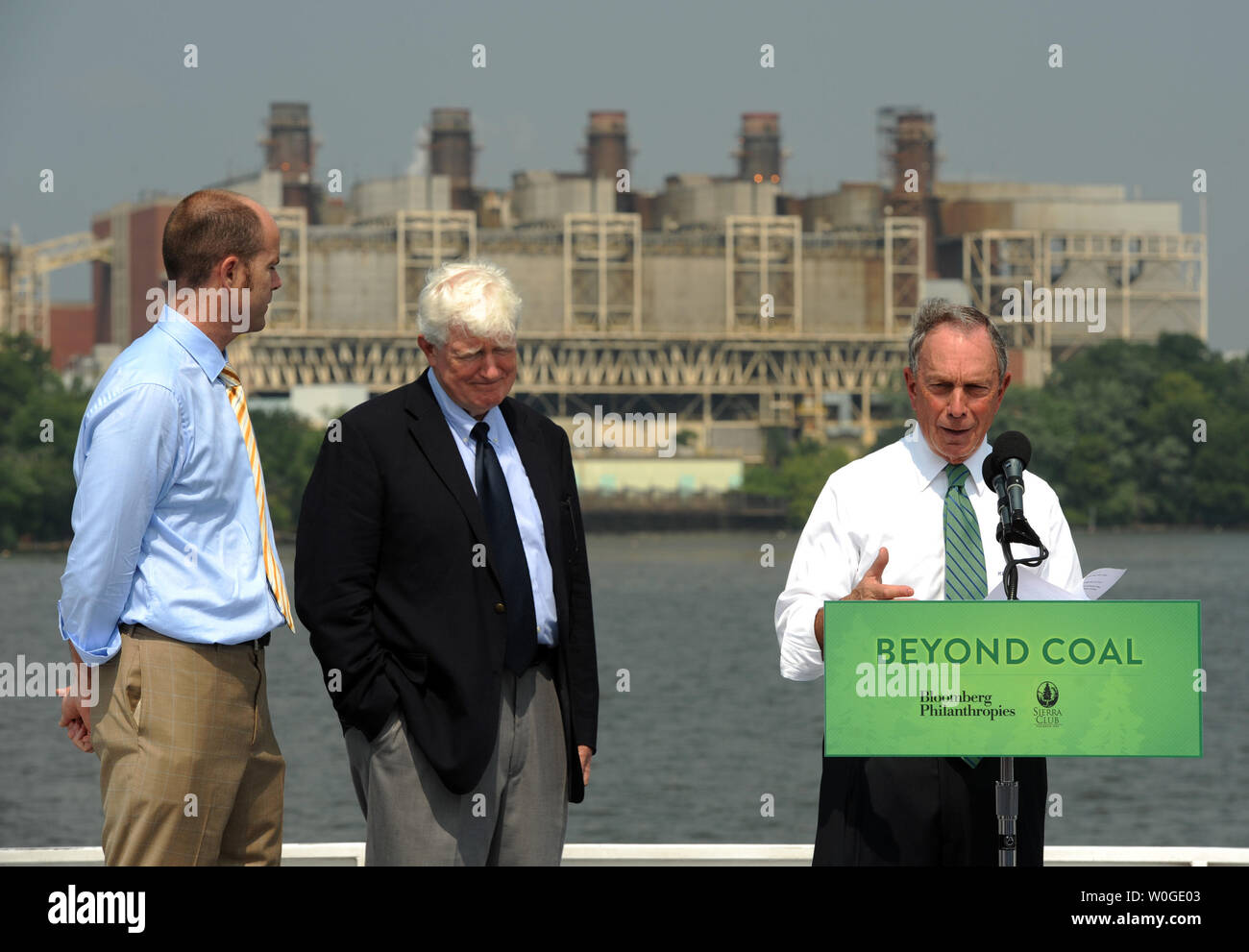 Michael Brune, direttore esecutivo del Sierra Club; sost. Jim Moran, D-VA; e il sindaco di New York City Michael Bloomberg (L a R) tenere una conferenza stampa per annunciare una partnership tra Bloomberg Philanthropies e Sierra Club a spingere per la chiusura centrale a carbone motorizzazioni e sostituirli con più rispettosi dell'ambiente opzioni a bordo della Nina Dandy di fronte all'GenOn centrali a carbone powerplant in Alexandria, Virginia, il 21 luglio 2011. UPI/Roger L. Wollenberg Foto Stock