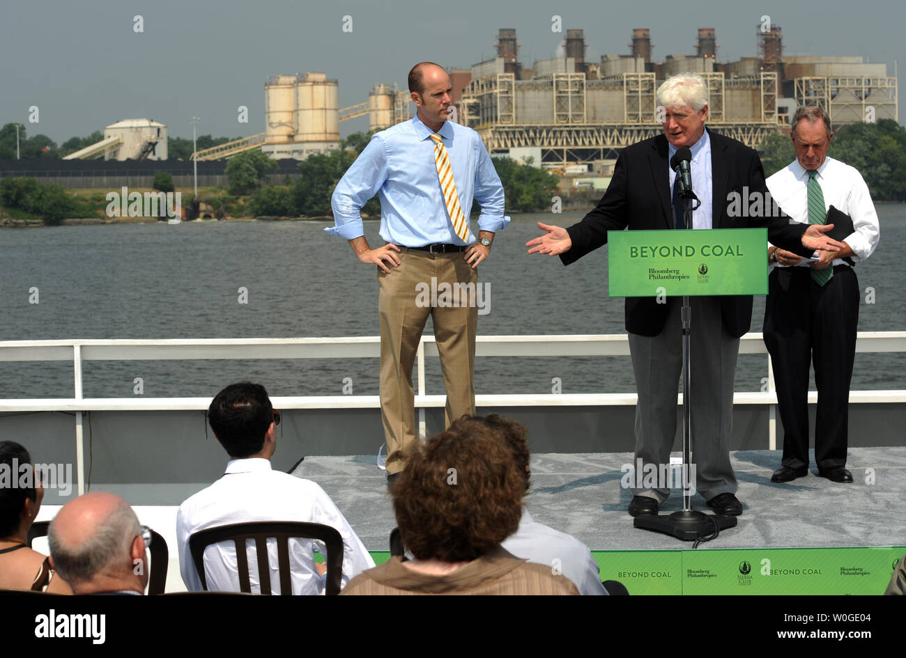 Michael Brune, direttore esecutivo del Sierra Club, sost. Jim Moran, D-VA, e il sindaco di New York City Michael Bloomberg (L a R) tenere una conferenza stampa per annunciare una partnership tra Bloomberg Philanthropies e Sierra Club a spingere per la chiusura centrale a carbone motorizzazioni e sostituirli con più rispettosi dell'ambiente opzioni a bordo della Nina Dandy di fronte all'GenOn centrali a carbone powerplant in Alexandria, Virginia, il 21 luglio 2011. UPI/Roger L. Wollenberg Foto Stock