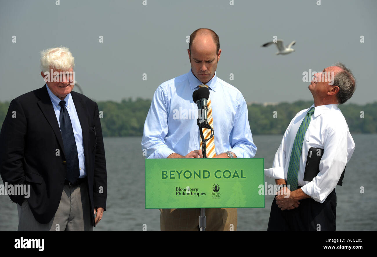 Sost. Jim Moran, D-VA, Michael Brune, direttore esecutivo del Sierra Club e il sindaco di New York City Michael Bloomberg (L a R) tenere una conferenza stampa per annunciare una partnership tra Bloomberg Philanthropies e Sierra Club a spingere per la chiusura centrale a carbone motorizzazioni e sostituirli con più rispettosi dell'ambiente opzioni a bordo della Nina Dandy di fronte all'GenOn centrali a carbone powerplant in Alexandria, Virginia, il 21 luglio 2011. UPI/Roger L. Wollenberg Foto Stock