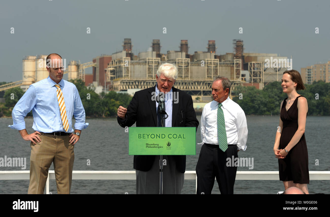Michael Brune, direttore esecutivo del Sierra Club, sost. Jim Moran, D-VA, sindaco di New York City Michael Bloomberg e Mary Anne Hitt, direttore dell'Al di là del carbone Campagna, (L a R) tenere una conferenza stampa per annunciare una partnership tra Bloomberg Philanthropies e Sierra Club a spingere per la chiusura centrale a carbone motorizzazioni e sostituirli con più rispettosi dell'ambiente opzioni a bordo della Nina Dandy di fronte all'GenOn centrali a carbone powerplant in Alexandria, Virginia, il 21 luglio 2011. UPI/Roger L. Wollenberg Foto Stock