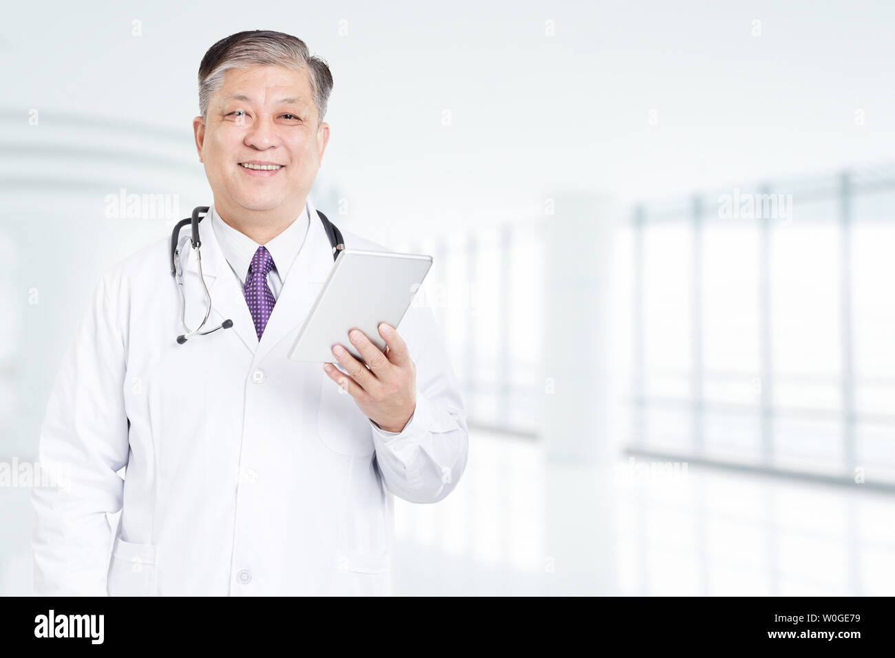 Posa e dal gesto del vecchio uomo asiatico medico Foto Stock