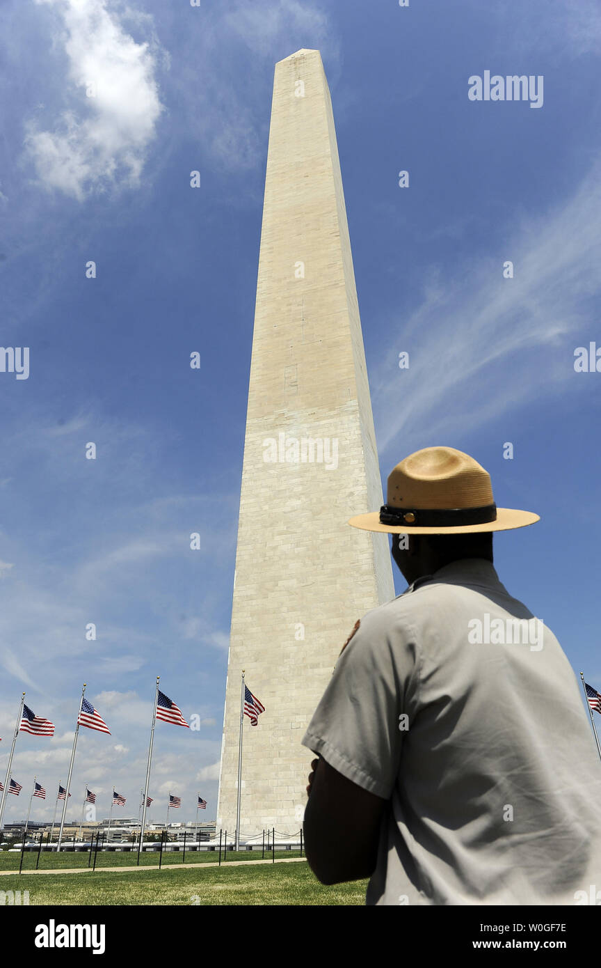 Un servizio del Parco Nazionale Ranger si erge nelle vicinanze come il Monumento di Washington rimane chiusa al pubblico dopo un 5.9 terremoto di magnitudine in Virginia ha provocato crepe vicino alla parte superiore del Monumento a Washington DC, il 24 agosto 2011. UPI/Roger L. Wollenberg Foto Stock