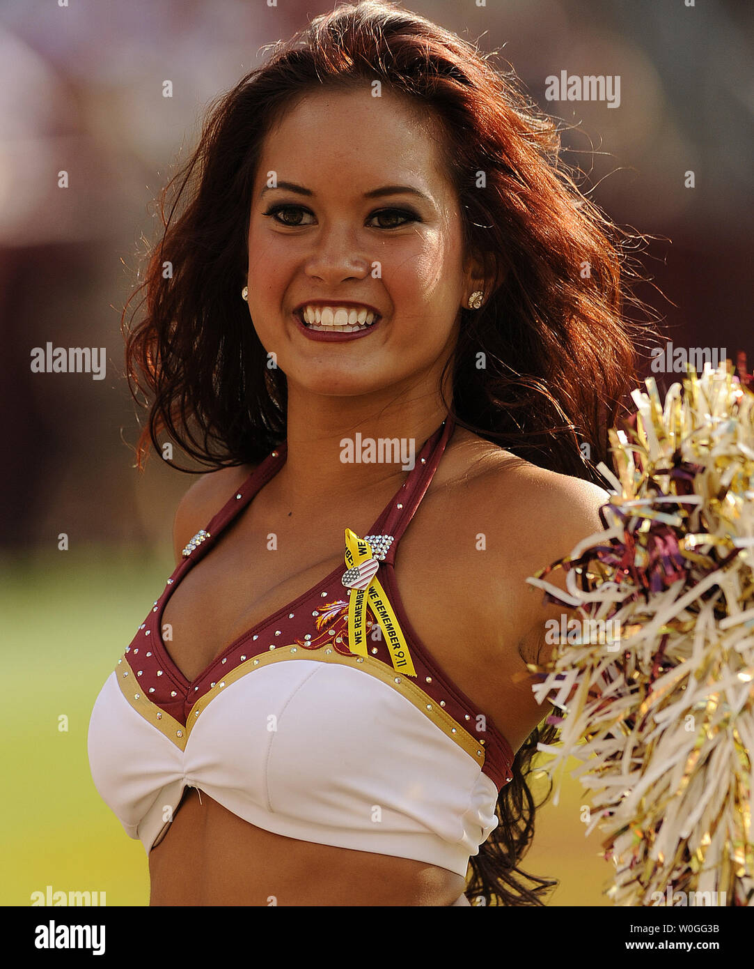 Un cheer leader indossa un nastro che commemora il decimo anniversario degli attacchi terroristici come New York Giants play Washington Redskins a FedEx in campo Landover, Maryland il 11 settembre 2011. UPI/Roger L. Wollenberg Foto Stock
