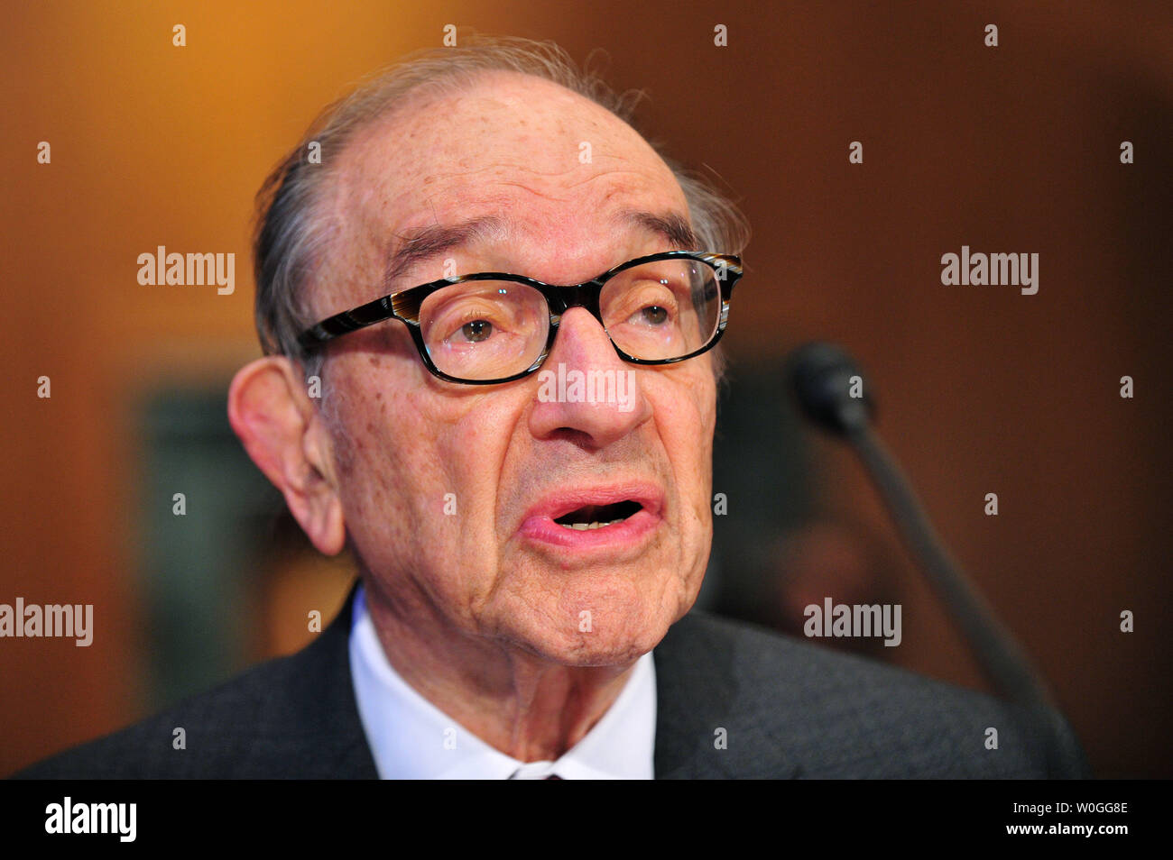 Ex Federal Reserve Board Chairman Alan Greenspan testimonia prima di un Senato Commissione Finanze Audizione sulla riforma fiscale e degli Stati Uniti la politica fiscale a Washington il 13 settembre 2011. UPI/Kevin Dietsch Foto Stock