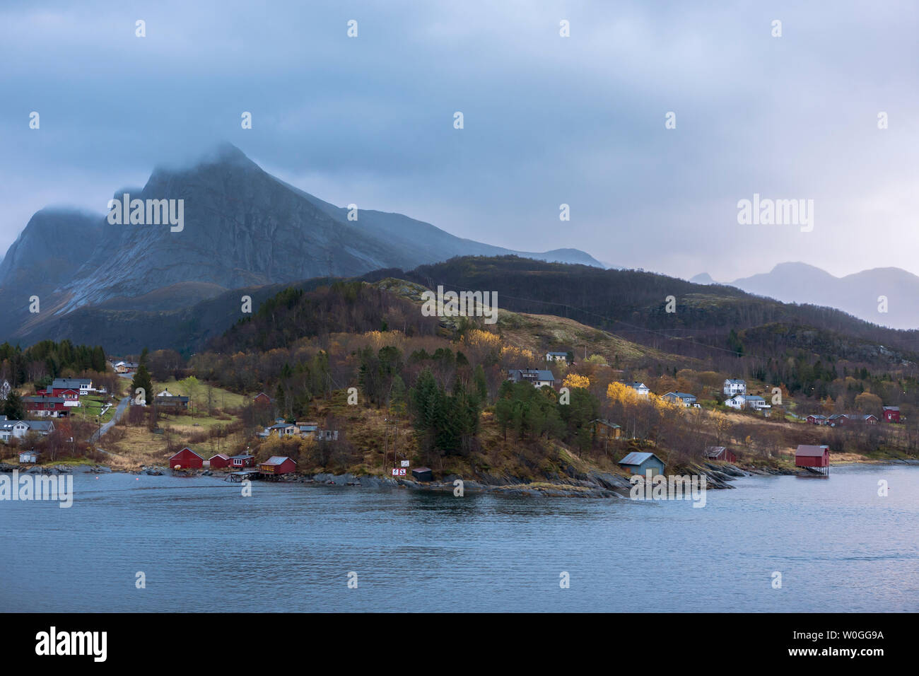 La mattina presto approccio alla Ørnes, Nordland, Norvegia Foto Stock