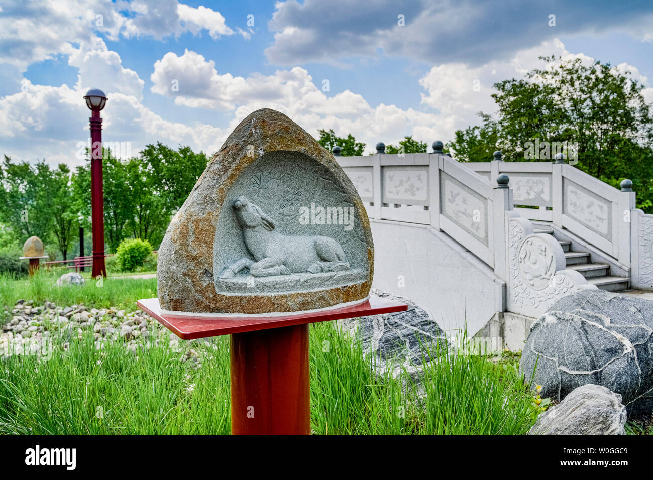 In pietra scolpita, Cinese zodiaco simbolo, Anno di bue, Giardino Cinese, Louise McKinney Riverfront Park, Edmonton, Alberta, Canada Foto Stock