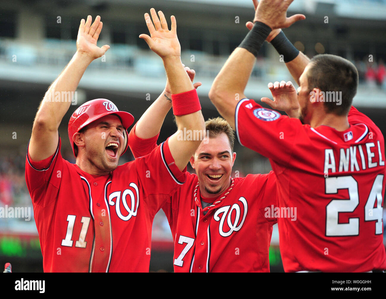 Washington Naitonals' Ryan Zimmerman festeggia con i compagni di squadra dopo aver segnato il gioco vincente dopo i cittadini' Jonny Gomes fu colpito da un passo con le basi caricati durante il decimo inning contro il Philadelphia Phillies a cittadini Parco di Washington il 21 agosto 2011. UPI/Kevin Dietsch Foto Stock