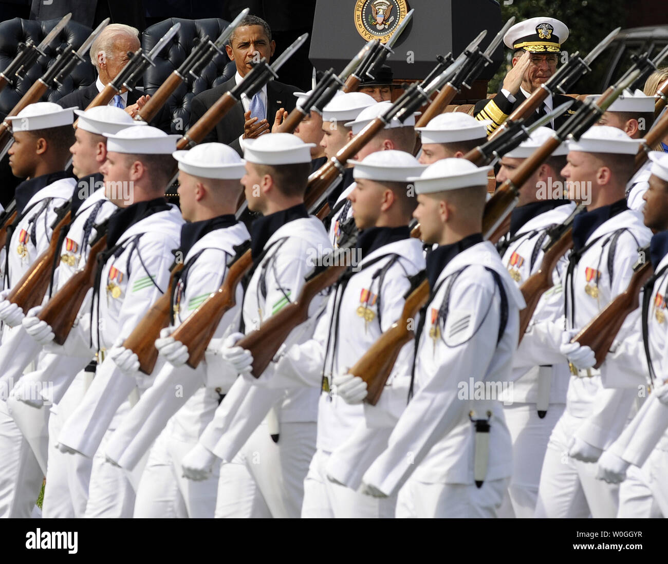 Vice presidente Joe Biden, U.S. Il presidente Barack Obama e il Presidente uscente del Comune di capi di Stato Maggiore Adm. Michael Mullen guarda come la Marina Militare Guardia d'onore passa in rassegna durante il presidente del Comune di capi di Stato Maggiore addio la revisione e la modifica di responsabilità cerimonia alla base comune Myer-Henderson Sala del campo Summerall in Arlington, Virginia, il 30 settembre 2011. Navy Adm. Mike Mullen, xvii presidente, Comune di capi di Stato Maggiore, passate responsabilità di esercito gen. Martin E. Dempsey. UPI/Roger L. Wollenberg Foto Stock