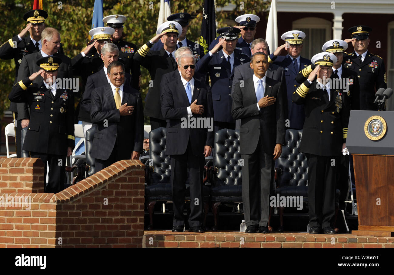 Nuovo Presidente del Comune di capi di Stato Maggiore dell Esercito gen. Martin E. Dempsey, il Segretario alla difesa Leon Panetta, Vice presidente Joe Biden, U.S. Il presidente Barack Obama e il Presidente uscente del Comune di capi di Stato Maggiore Adm. Michael Mullen (L a R) rendono onori per l'inno nazionale durante il presidente del Comune di capi di Stato Maggiore addio la revisione e la modifica di responsabilità cerimonia alla base comune Myer-Henderson Sala del campo Summerall in Arlington, Virginia, il 30 settembre 2011. Navy Adm. UPI/Roger L. Wollenberg Foto Stock