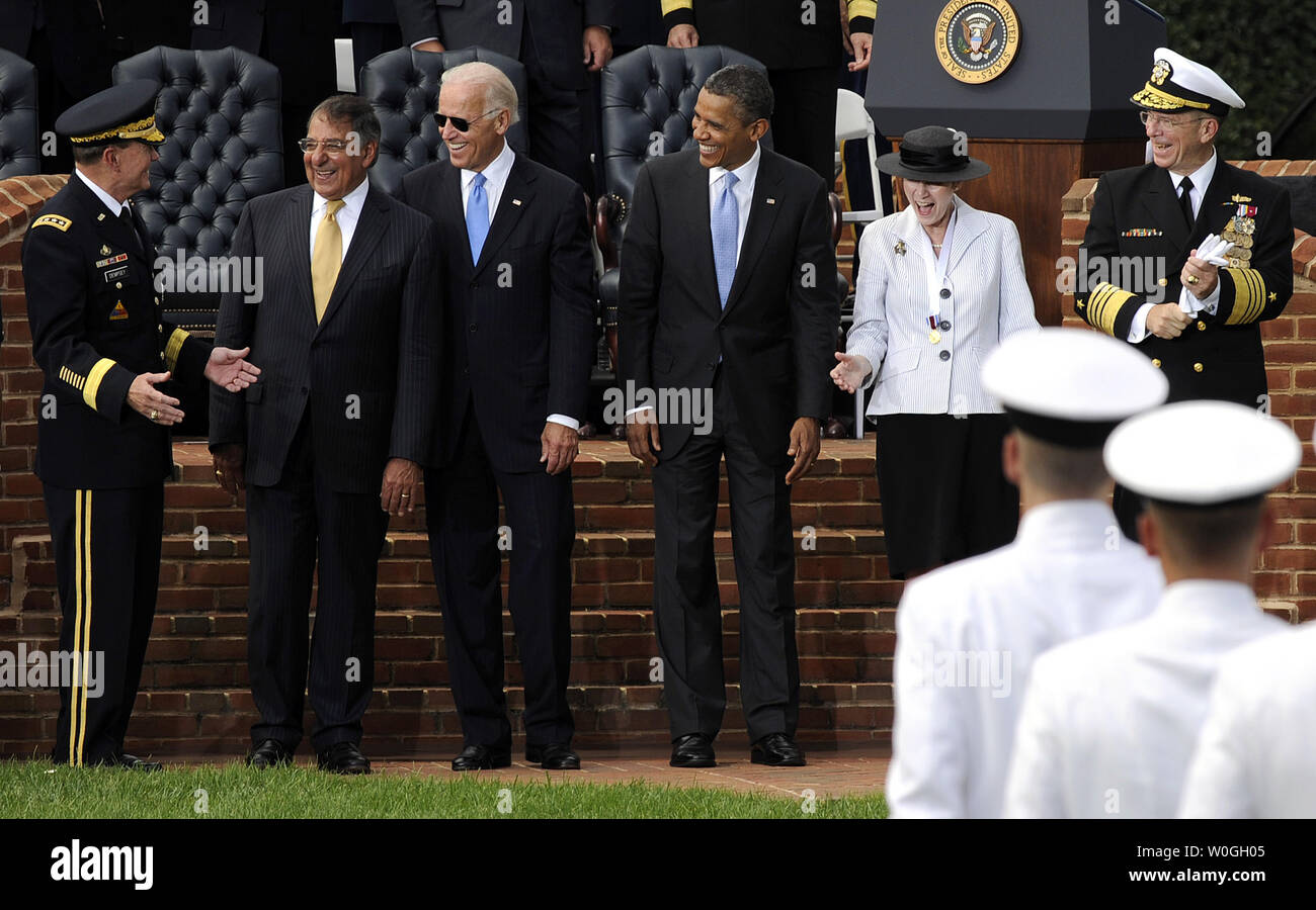 Nuovo Presidente del Comune di capi di Stato Maggiore dell Esercito gen. Martin E. Dempsey, il Segretario alla difesa Leon Panetta, Vice presidente Joe Biden, U.S. Il presidente Barack Obama, moglie Jane Mullen e Presidente uscente del Comune di capi di Stato Maggiore Adm. Michael Mullen (L a R) guarda la banda della marina di eseguire durante il presidente del Comune di capi di Stato Maggiore addio la revisione e la modifica di responsabilità cerimonia alla base comune Myer-Henderson Sala del campo Summerall in Arlington, Virginia, il 30 settembre 2011. Navy Adm. UPI/Roger L. Wollenberg Foto Stock