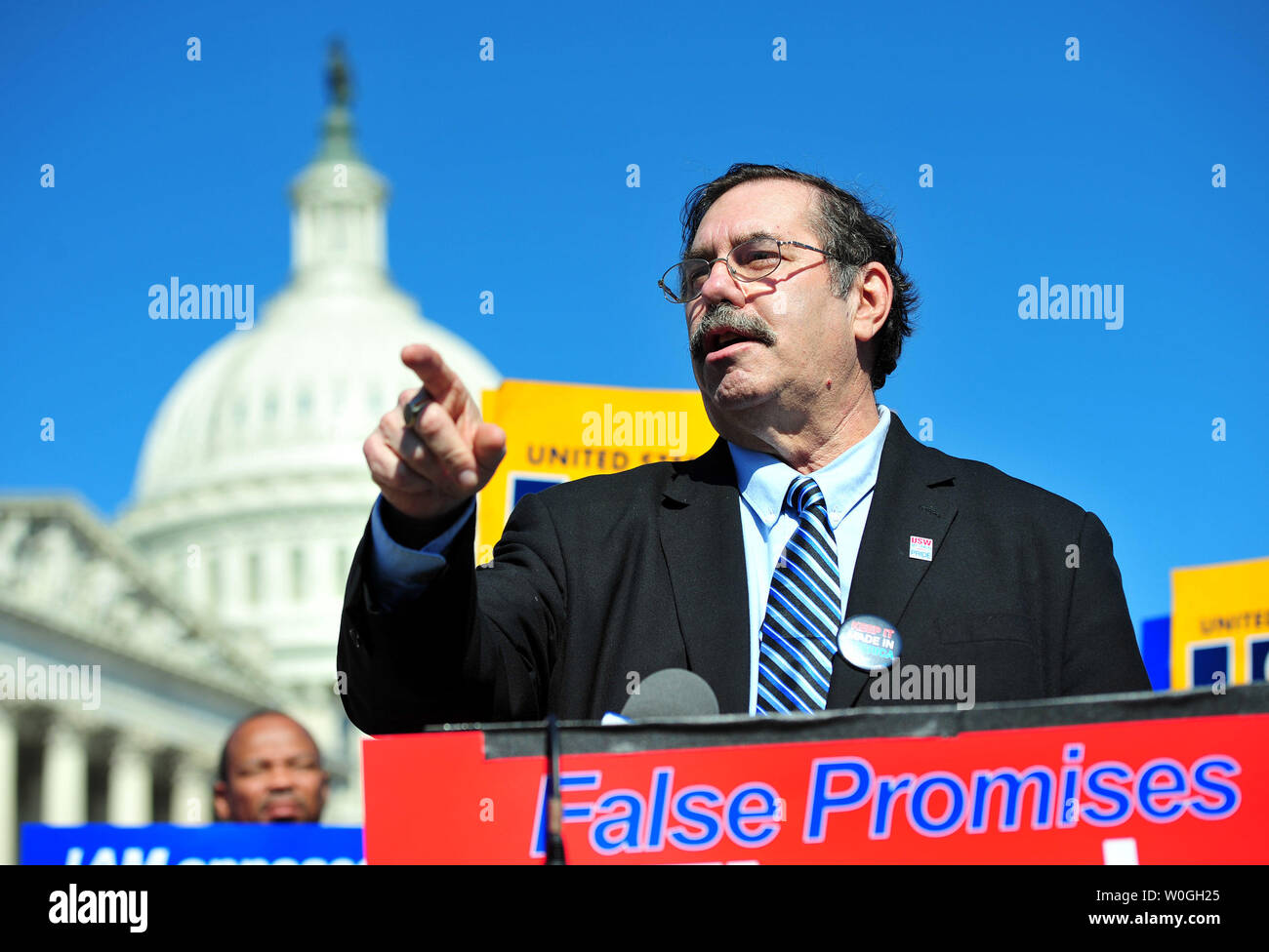 Regno di lavoratori siderurgici Presidente Leo Gerard parla in un rally lavoro contrapposte uccidendo gli accordi di libero scambio, a Washington D.C. il 4 settembre 2011. UPI/Kevin Dietsch Foto Stock