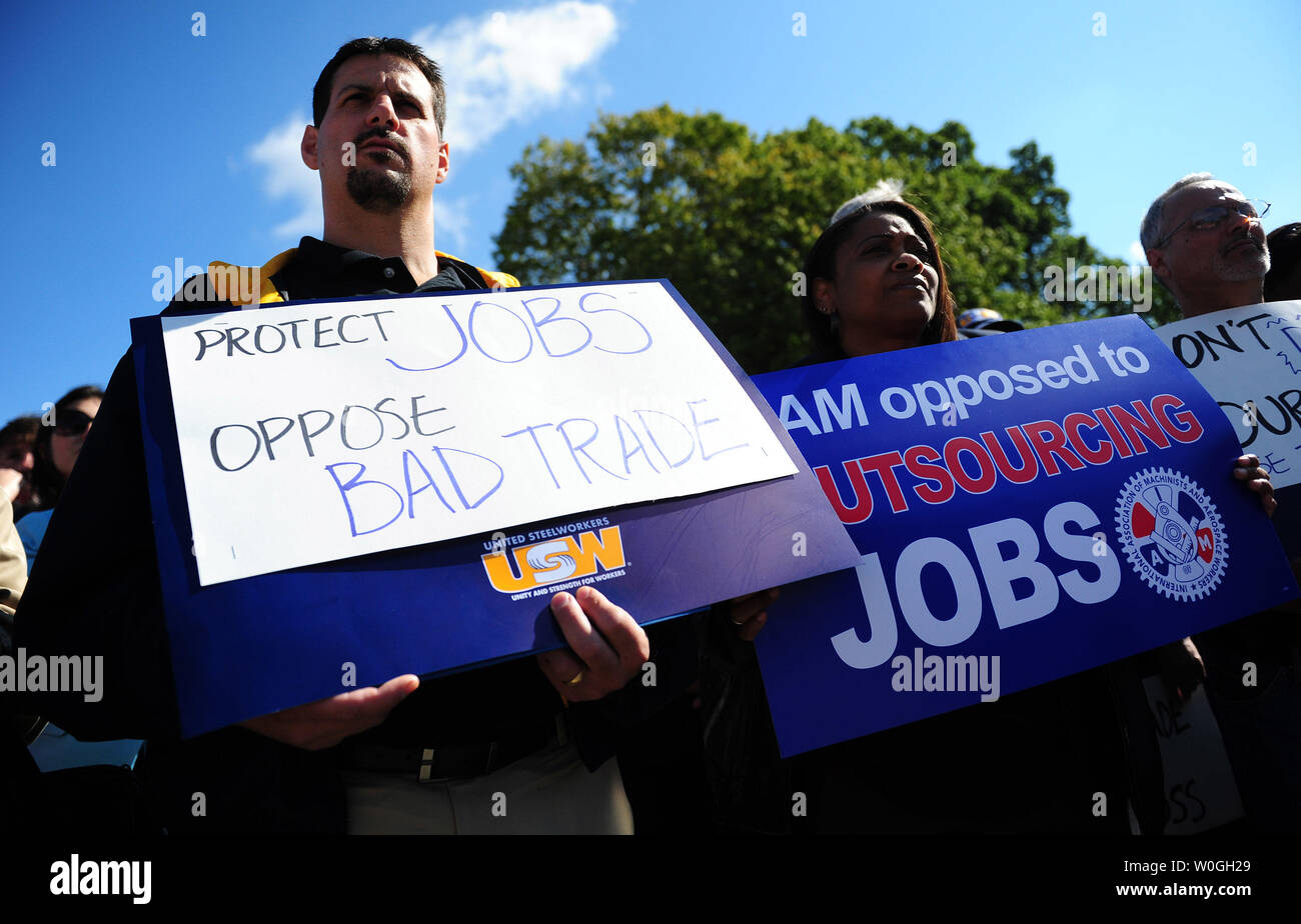 I membri e i sostenitori del Regno di lavoratori siderurgici e l Associazione Internazionale dei macchinisti e dei lavoratori aerospaziali assistere ad un rally di lavoro contrapposte uccidendo gli accordi di libero scambio su Capitol Hill a Washington D.C. il 4 settembre 2011. UPI/Kevin Dietsch Foto Stock