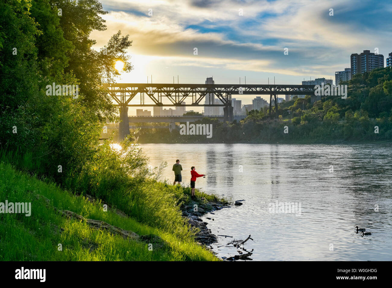 Uomo e per ragazzo, di pesca a nord del Fiume Saskatchewan, Edmonton, Alberta, Canada Foto Stock