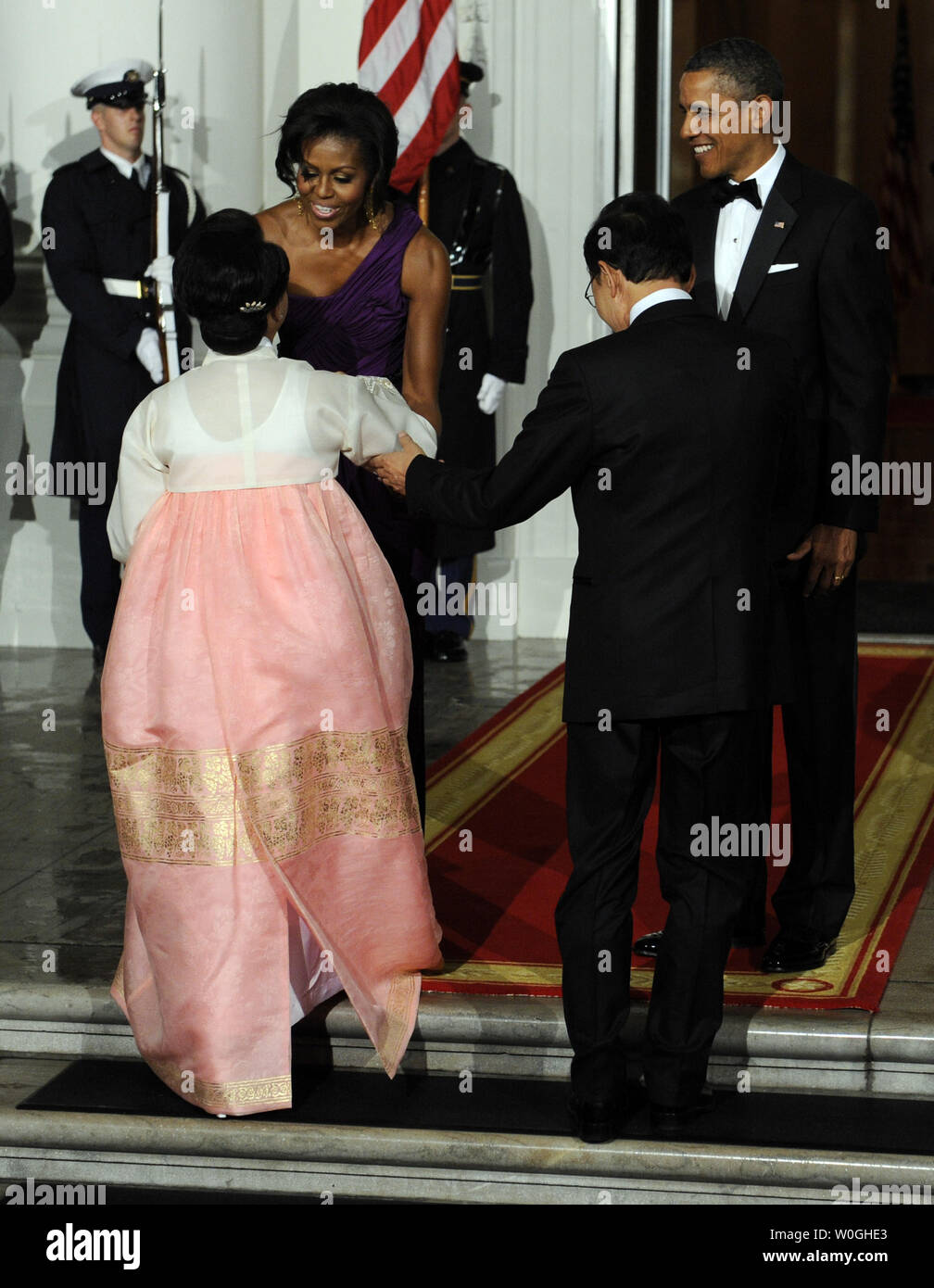 Stati Uniti Il presidente Barack Obama e la First Lady Michelle Obama benvenuto il Presidente sud coreano Lee Myung-bak e Lee moglie Kim Yoon-ok sul portico Nord della Casa Bianca di Washington il 13 ottobre 2011. La visita di stato viene solo un giorno dopo il congresso ha approvato un accordo di libero scambio con la Corea del Sud. UPI/Roger L. Wollenberg Foto Stock