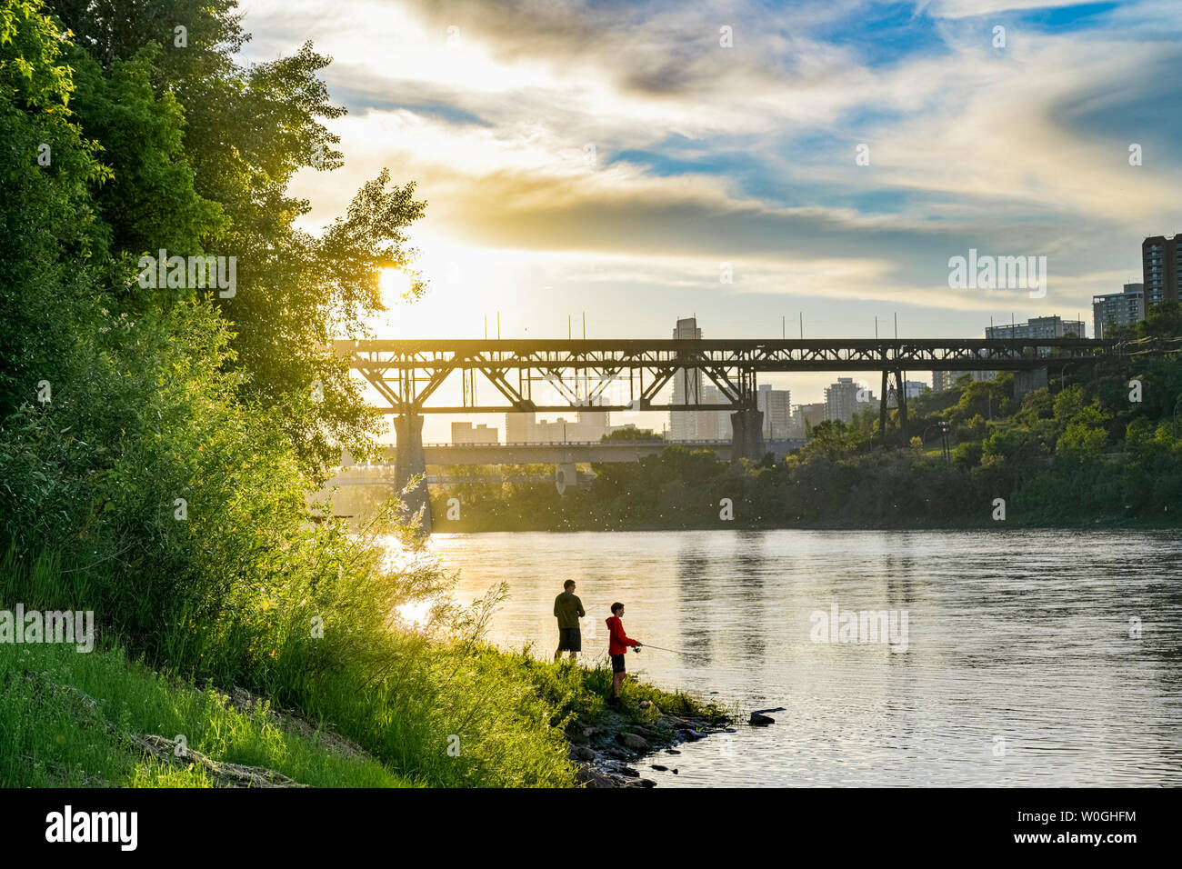 Uomo e per ragazzo, di pesca a nord del Fiume Saskatchewan, Edmonton, Alberta, Canada Foto Stock