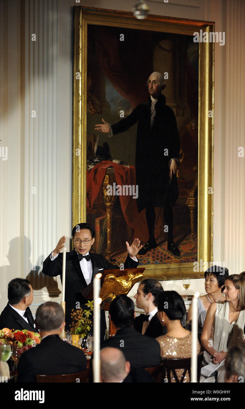 Il Presidente sud coreano Lee Myung-bak toast U.S. Il presidente Barack Obama durante uno stato a cena nella Sala Est della Casa Bianca di Washington il 13 ottobre 2011. La visita di stato viene solo un giorno dopo il congresso ha approvato un accordo di libero scambio con la Corea del Sud. UPI/Roger L. Wollenberg Foto Stock