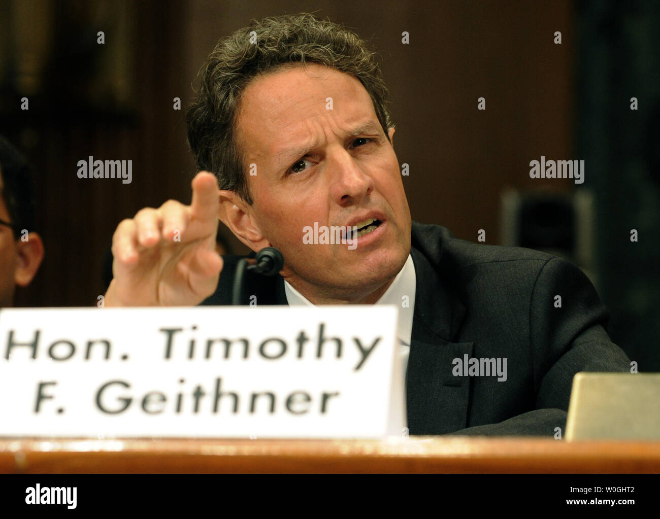 Il segretario al Tesoro Timothy Geithner testimonia davanti al Senato a piccole e medie imprese e imprenditorialità Comitato circa la Small Business Jobs Act del 2010 un anno dopo che esso è stato fatto passare sul Campidoglio di Washington, DC, il 18 ottobre 2011. UPI/Roger L. Wollenberg Foto Stock