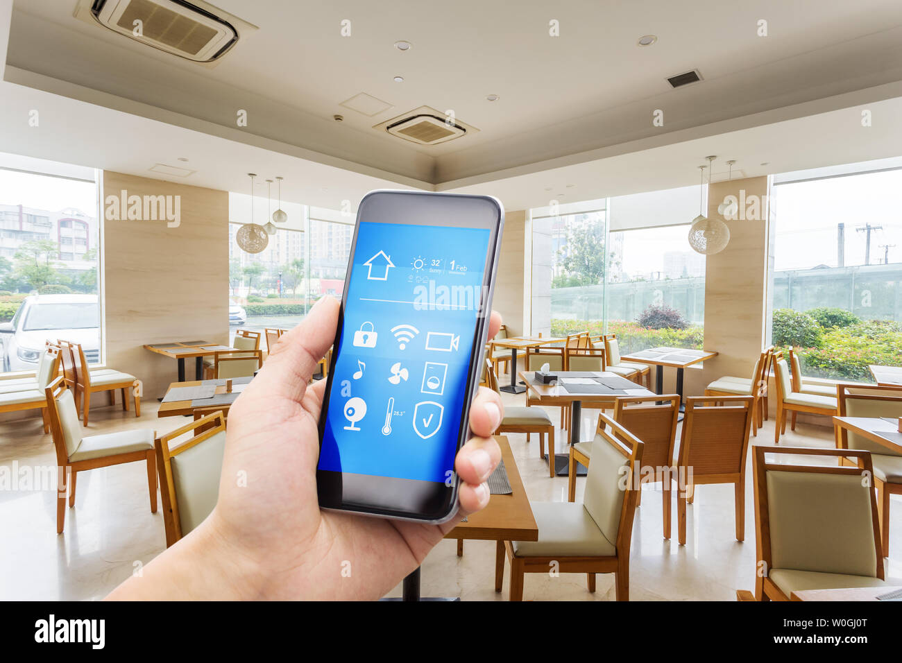 Smart phone con smart home e moderna caffetteria dell hotel Foto Stock