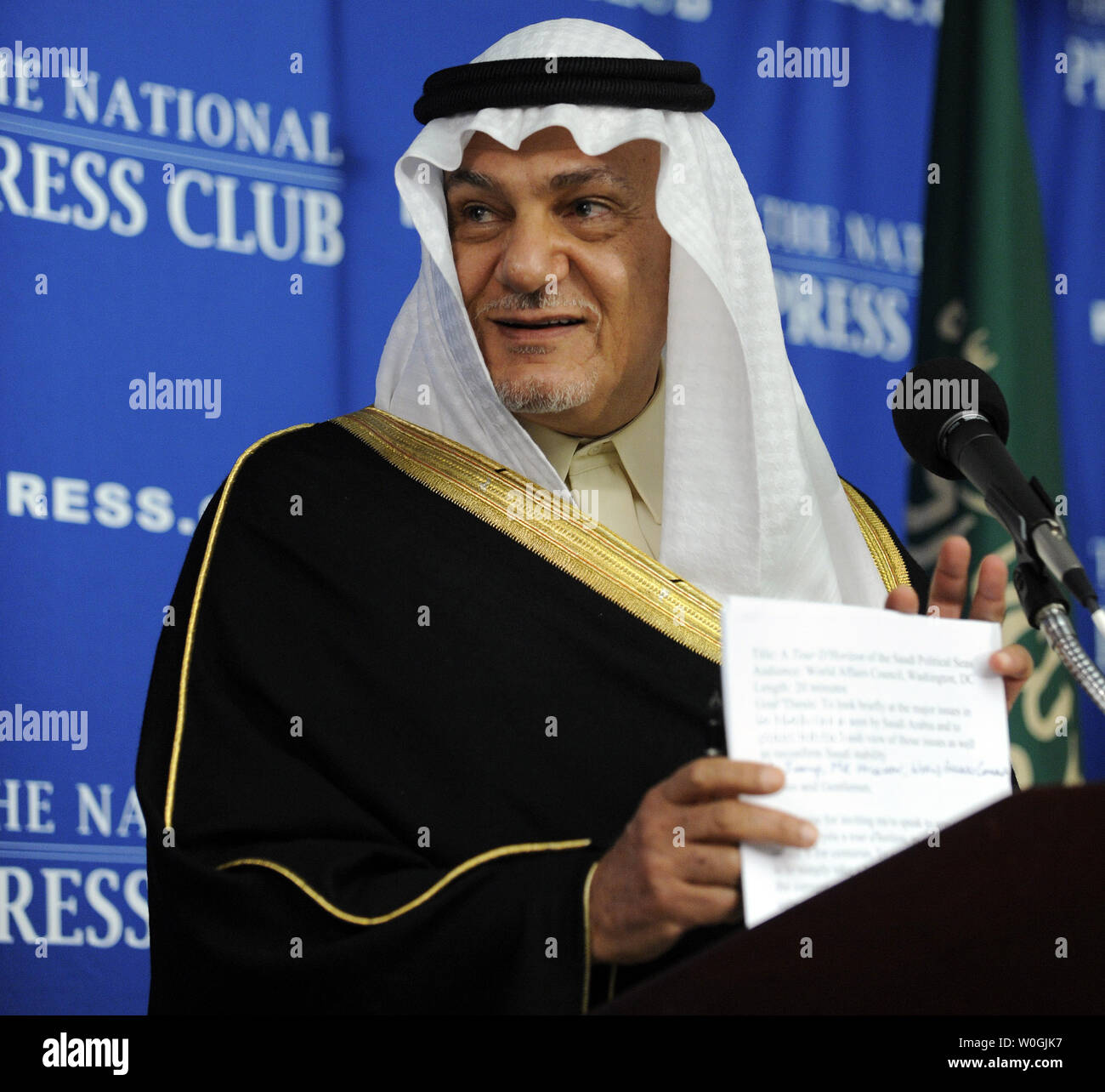 Prince Turki Al Faisal di Arabia Saudita, ex direttore generale dell'Arabia generale direzione di Intelligence ed ex ambasciatore Saudita negli Stati Uniti, descrive il presunto complotto iraniano per assassinare la Saudi Arabian ambasciatore a unire gli Stati; l'evoluzione del ruolo e dei diritti delle donne in Arabia Saudita, tra cui il re Abdullah ha deciso di concedere alle donne il diritto di voto nel 2015; e l'Arabia Saudita a sostegno dell ONU palestinese di appartenenza e di statualità riconoscimento nel corso di una conferenza stampa presso il National Press Club a Washington il 15 novembre 2011. UPI/Roger L. Wollenberg Foto Stock