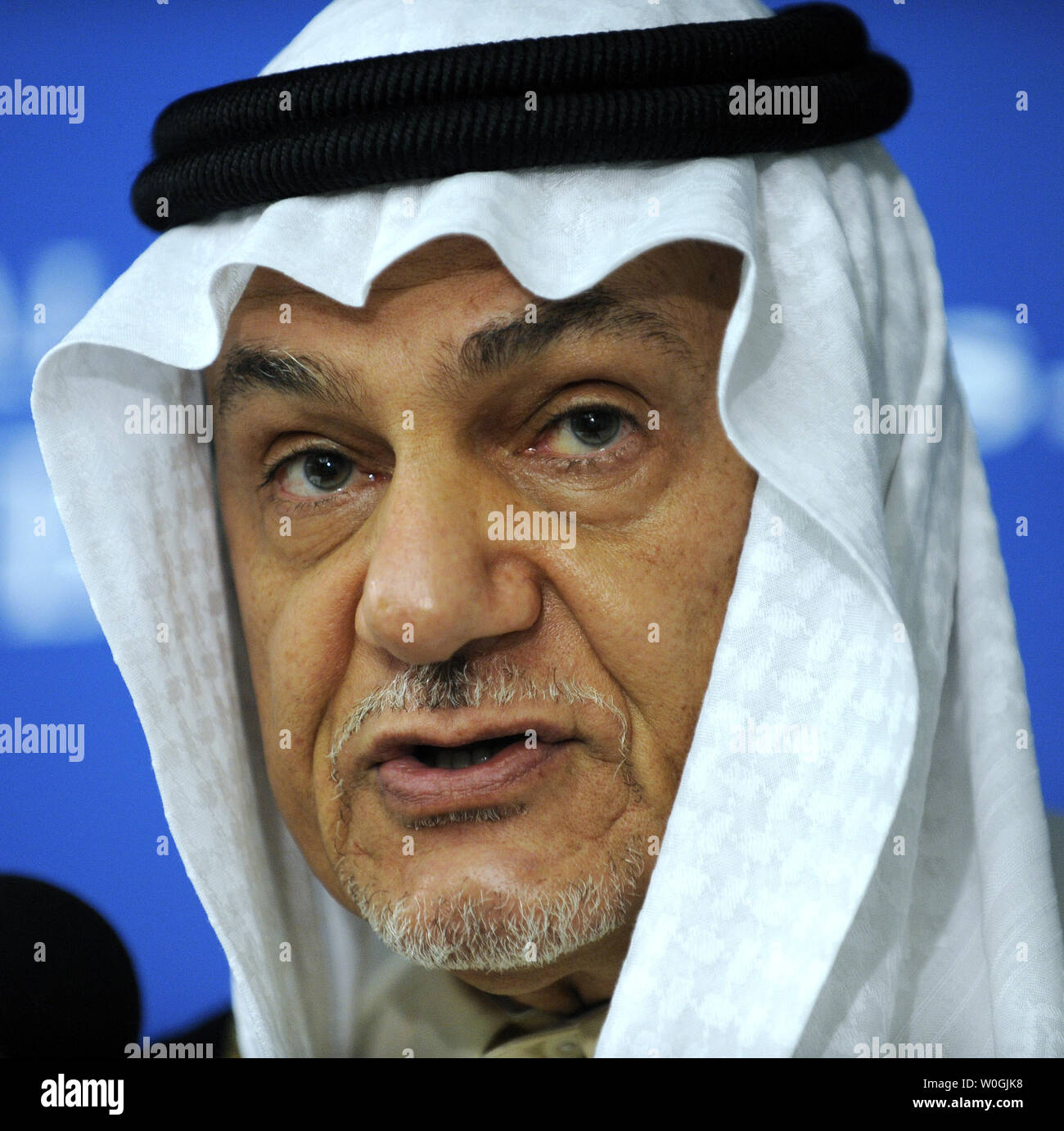 Prince Turki Al Faisal di Arabia Saudita, ex direttore generale dell'Arabia generale direzione di Intelligence ed ex ambasciatore Saudita negli Stati Uniti, descrive il presunto complotto iraniano per assassinare la Saudi Arabian ambasciatore a unire gli Stati; l'evoluzione del ruolo e dei diritti delle donne in Arabia Saudita, tra cui il re Abdullah ha deciso di concedere alle donne il diritto di voto nel 2015; e l'Arabia Saudita a sostegno dell ONU palestinese di appartenenza e di statualità riconoscimento nel corso di una conferenza stampa presso il National Press Club a Washington il 15 novembre 2011. UPI/Roger L. Wollenberg Foto Stock