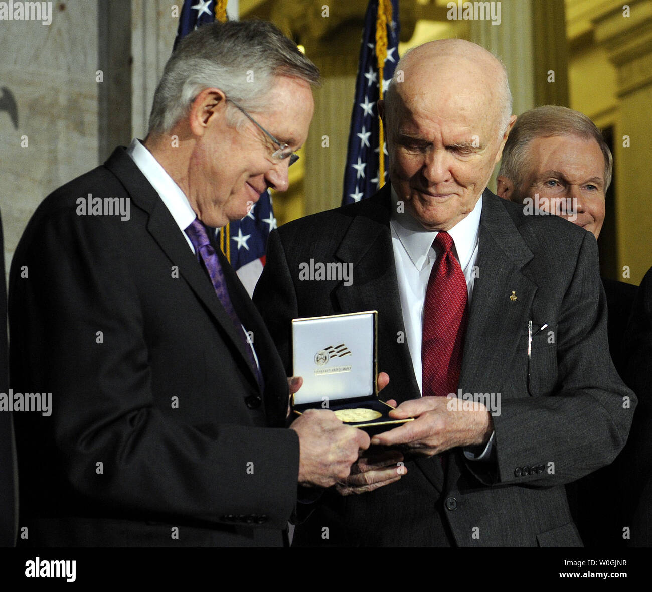 Il leader della maggioranza del Senato Harry Reid, D-NV, (L) consente di John Glenn sua medaglia durante una Congressional Gold Medal Ceremony onorando gli astronauti John Glenn, Neil Armstrong, Michael Collins e Buzz Aldrin al Campidoglio di Washington il 16 novembre 2011. UPI/Roger L. Wollenberg Foto Stock