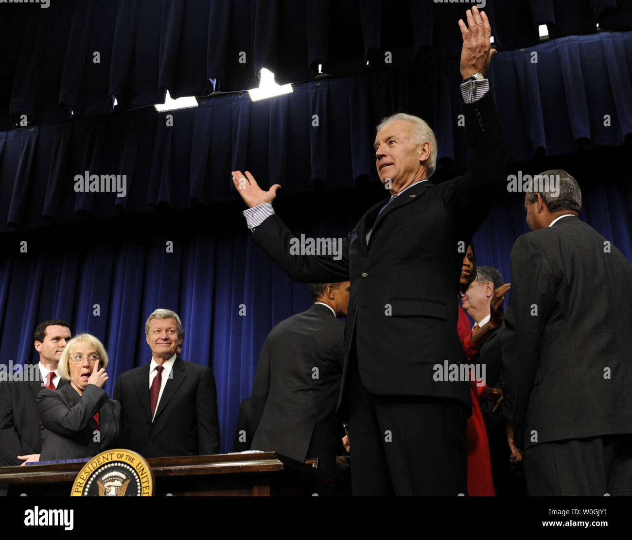 Vice presidente Joe Biden reagisce ad un reporter la questione circa la riduzione del disavanzo è super comitato "gettare le sue mani fino' dopo la U.S. Il presidente Barack Obama ha firmato una legge che fornirà i crediti di imposta per contribuire a mettere i veterani di lavorare nel Eisenhower Executive Office edificio adiacente alla Casa Bianca a Washington il 21 novembre 2011. Cerca su super sono i membri del comitato Sen. Patty Murray, D-WA, (L) e il Sen. Max Baucus, D-MT (LC). UPI/Roger L. Wollenberg Foto Stock