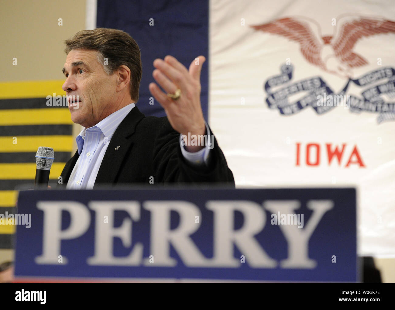 Il repubblicano 2012 candidato presidenziale e del Texas Gov. Rick Perry rende commento durante una campagna stop alla pagina sport griglia, Indianola, Iowa, Dicembre 28, 2011, in anticipo di Iowa's first-in-la-nazione Caucaso, Gennaio 3,2012. UPI/Mike Theiler Foto Stock