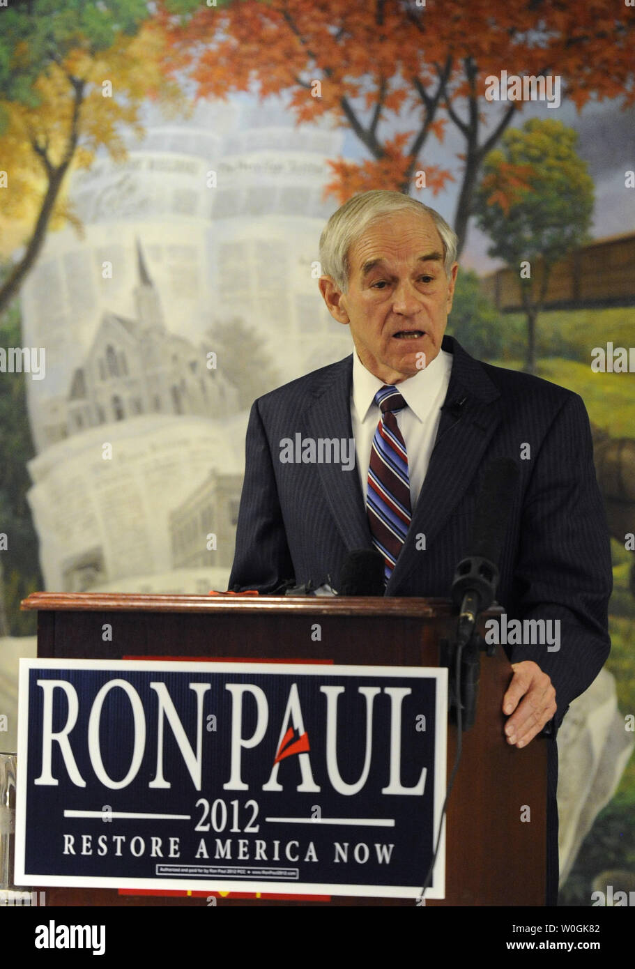 Il repubblicano 2012 candidato presidenziale e del Texas sost. Ron Paul fa di commento a un municipio incontro presso lo storico Hotel Pattee, come egli le campagne in Perry, Iowa, Dicembre 29, 2011. I sondaggi indicano un stretto corsa tra Paolo, ex Massachusetts Gov. Mitt Romney e ex noi House Speaker Newt Gingrich giorni prima di Iowa's first-in-la-nazione Caucaso, Gennaio 3,2012. UPI/Mike Theiler Foto Stock